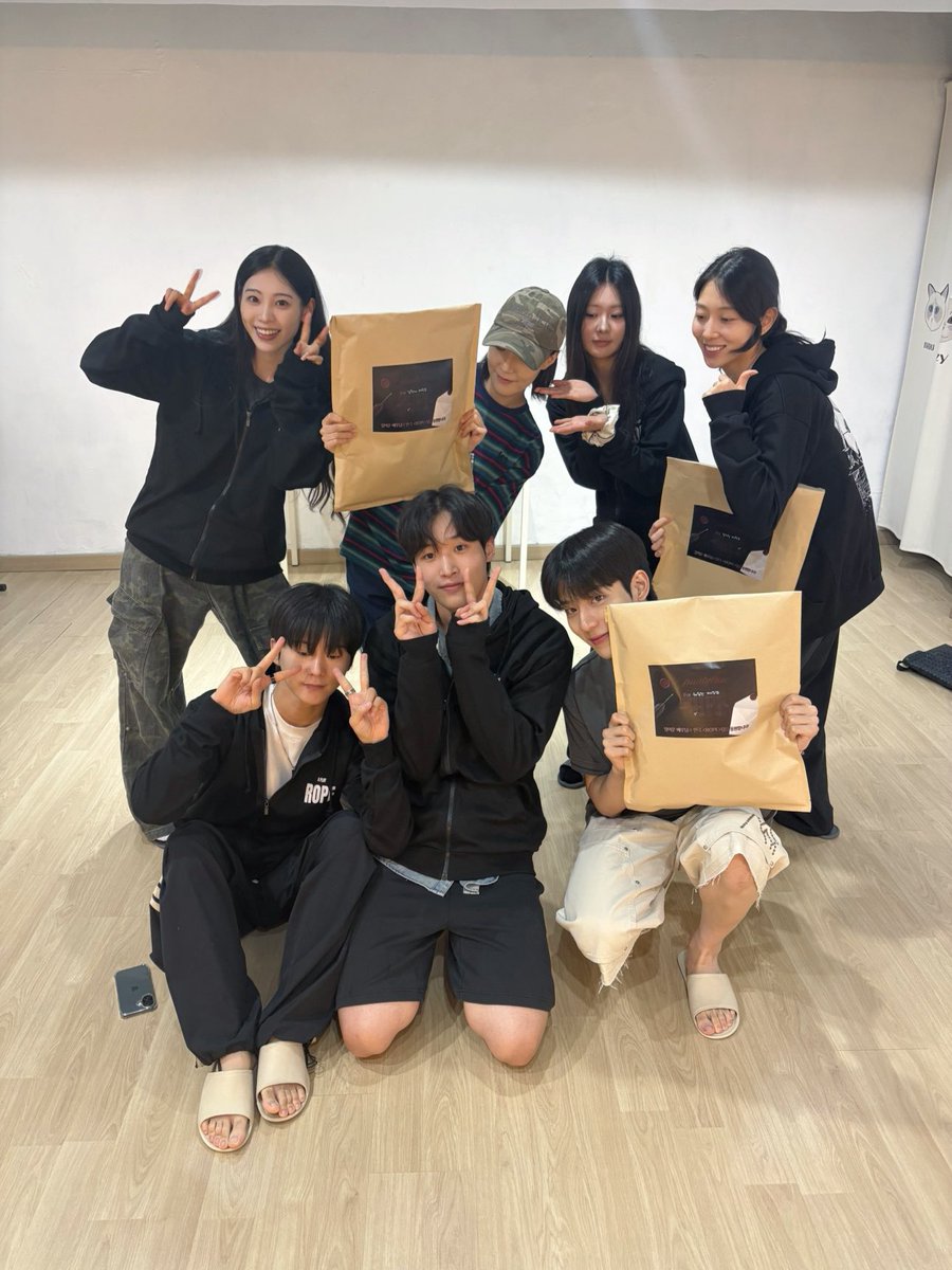 woon_log's tweet photo. 260806 연극 <로프> 정이운 배우님 서포트

“강한 남자가 준비한 후드집업!”

정이운 배우님과 연극 <로프>를 응원하며 단체 후드집업 서포트를 진행하였습니다.ᐟ https://t.co/8ObEONoEm1