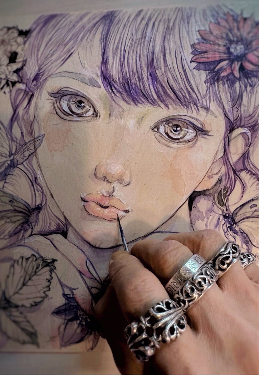 AMTOXX's tweet photo. labyrinth vol.3 色紙絵100人展 8月8日に終わりました、たくさんの方々が来たり、いろんなジャンルで大活躍している作家さん達や素敵な作品を作ったり描いたりする公募に応募なさってきた作家さん達、支えてくれたスタッフ様達、どうもありがとうございます。
なんか絵や作る事が好きになったりしたのってこんな気持ちになるからだったんだよなぁ〜ていう自分を思い出させてくれる様な雰囲気で、珍しく毎日会場に在廊しに行きました。作品も全部お迎えしてもらったり会期中に描いた豆色紙も全てお迎えしてもらって、お迎えしてくれた方々も凄く良い方々なので、ものすごく嬉しいです。それとせっかくお越しいただいたのに気付かなかったりの方や、お迎えしていだくのにわざわざ暑い中に来ていただいたのに、ちょうどビックカメラに猫の砂を見に行ってしまったりでちょうど行き違ってしまったりだったりで、どうもすいませんでした。
とってもとっても楽しかったです。
写真の展示した絵の途中の時と、夏に生まれたのに暑さに弱いモリモトアツシです。と🌻
