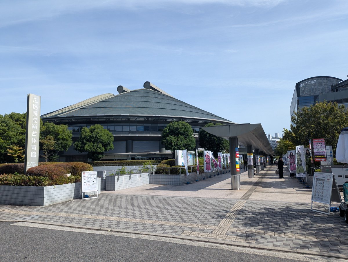 tkpt0909's tweet photo. 日向の推しにはラストミーグリで感謝を伝え☀櫻の推しはグループ最後の広島公演🌸
非常に濃い2日間でした

初めましての方含め、沢山の方にお会い出来て嬉しかったですね！
グッズを頂いたり、飯をご一緒したりとありがとうございました🙇‍♂️ https://t.co/3N7N4xv80R