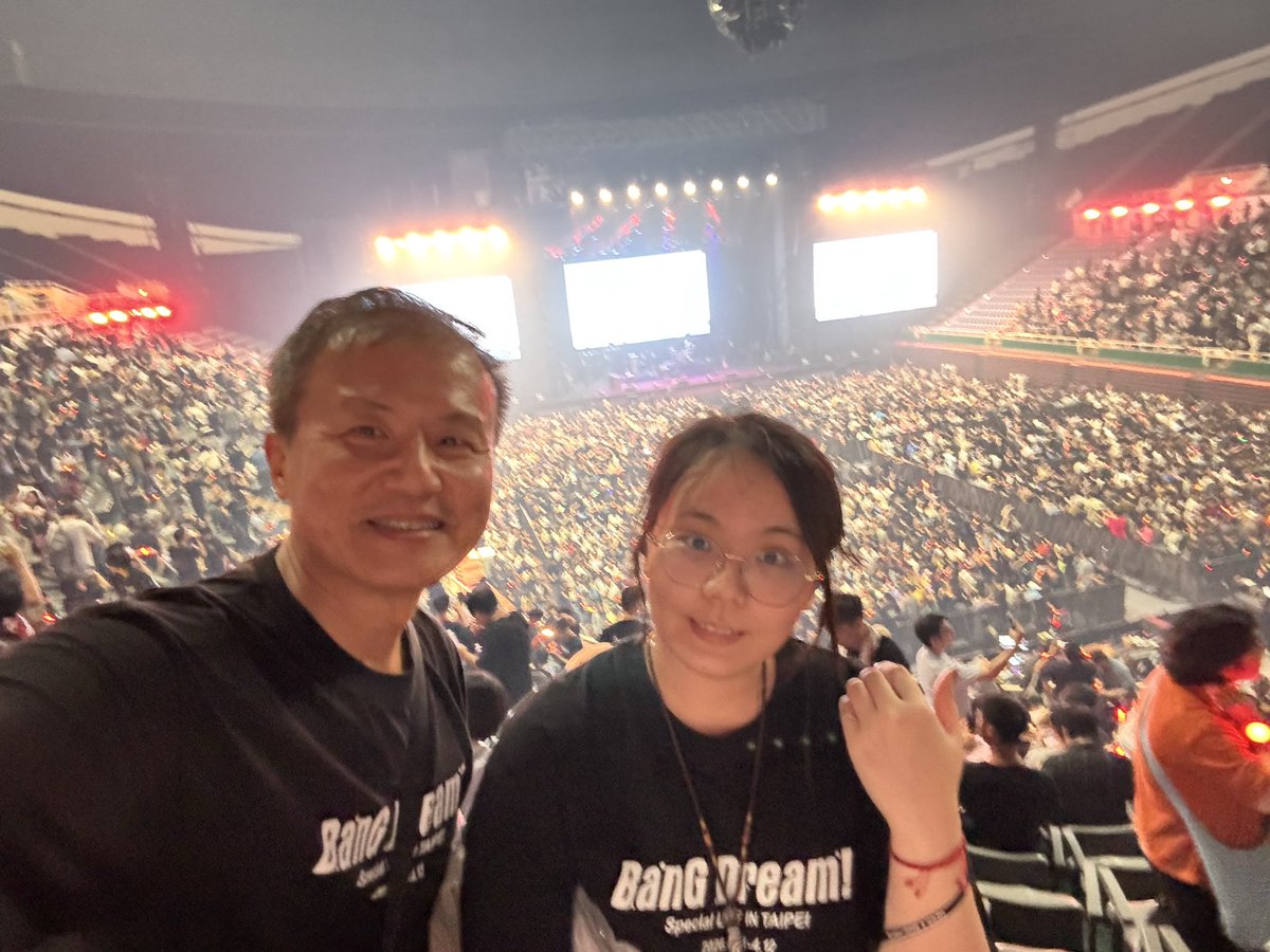 kaisonjen's tweet photo. @sasakirico 辛苦並誠摯感謝妳們特地帶來這麼精彩的演出，台北BangDreamer永難忘懷，我也跟女兒一起度過熱情的父親節 https://t.co/RUHX6n5Jrb