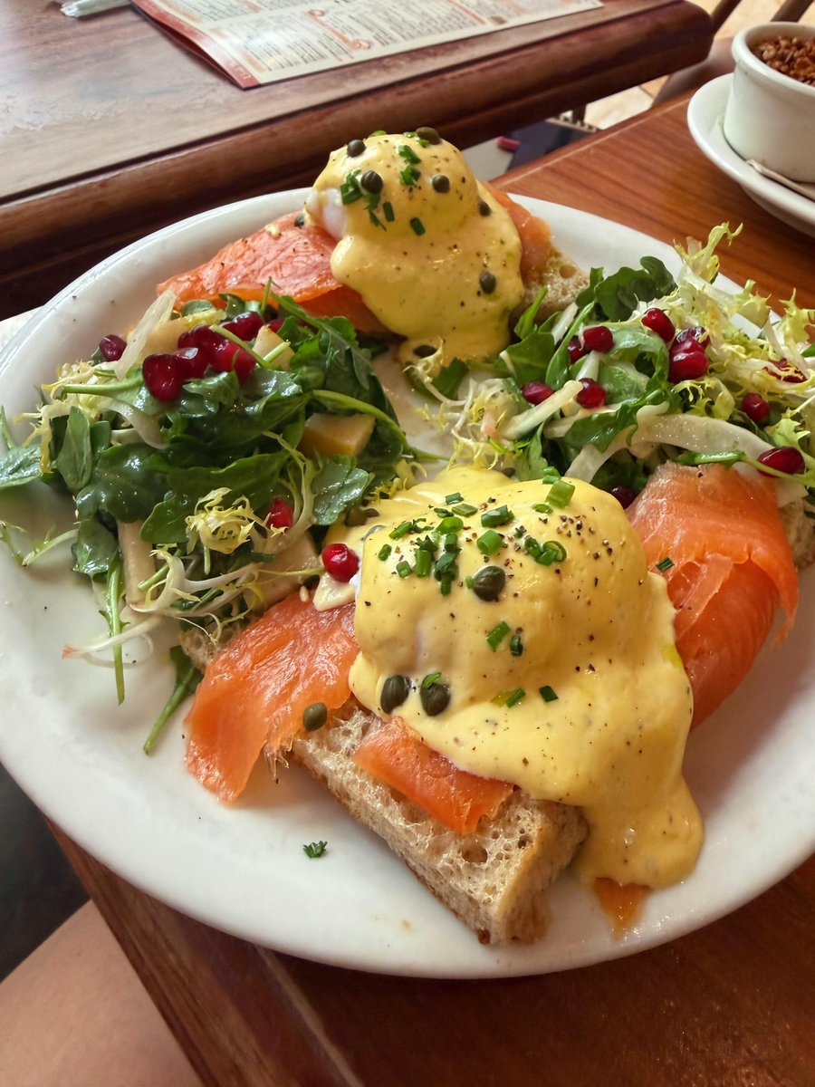 Jeaiog's tweet photo. A sunny morning with Eggs Benedict 🍳✨ The moment you crack a hard-boiled egg is the biggest motivation to get up early. The combination of smoked salmon and hollandaise sauce makes the ritual truly special!

#EggsBenedict #BrunchTime #GoodMorningLife https://t.co/blNahi2PQr
