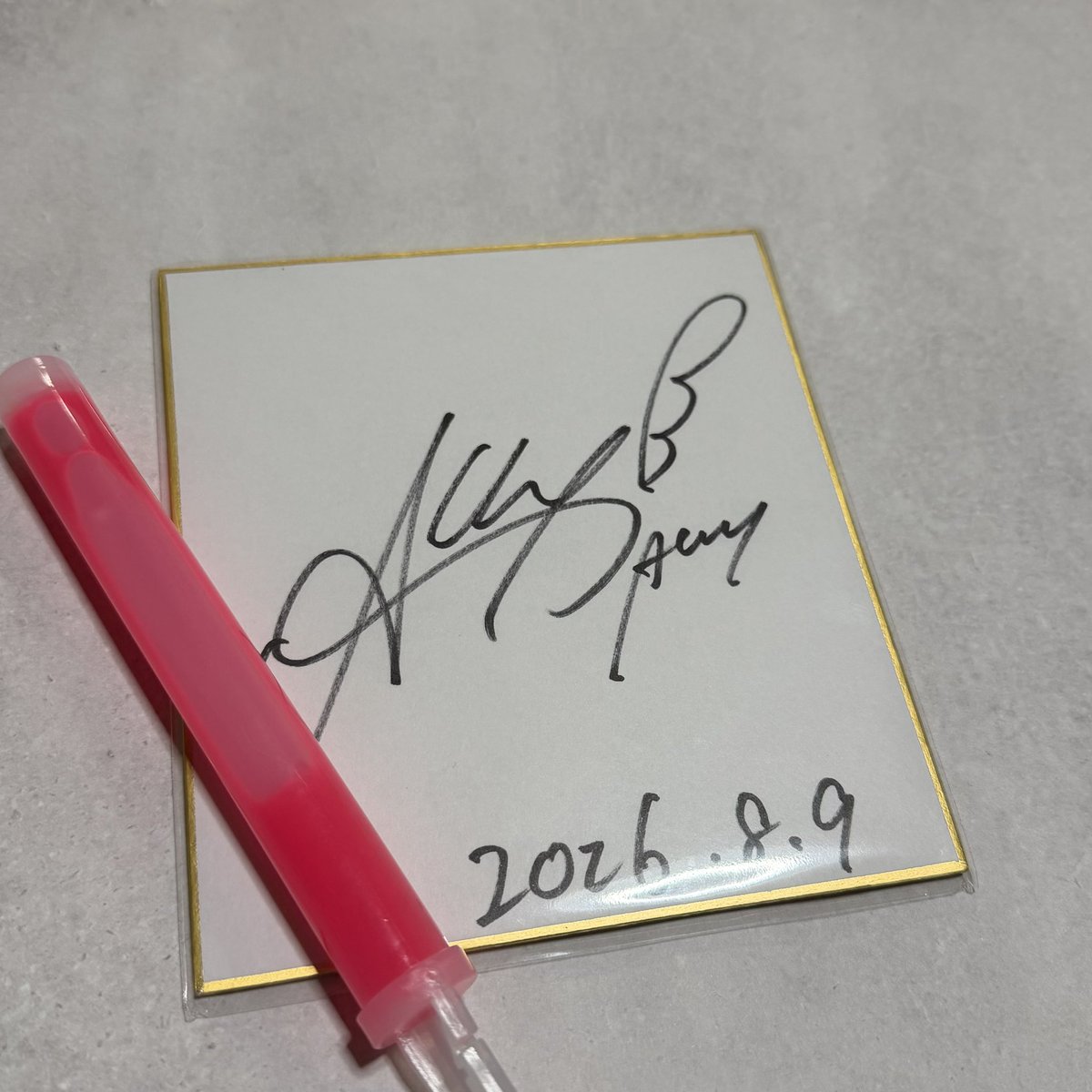 ally_kn__'s tweet photo. 8.9 ✧*｡
昼公演､CHOCO様のお陰で推しからのサインもらえてほんまに感謝しか無かった…
魔法でじゃんけん勝ってくれてありがとう( ; ; )💧ピンクペンラ振ったの初めてですごく新鮮だったなぁ💭

#CHOCOにちょこっと伝えたい #OMOIYALLY https://t.co/gKSHbLes63