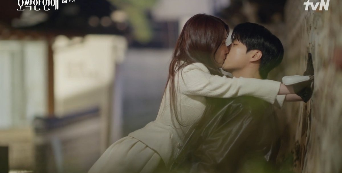chenecstasy's tweet photo. Tinggal 4 episode lagi lho, tolong dong tiap episode ada kiss scene tapi yang brutal 🤭
 Jangan sia siakan portofolio Sejong dan eunbin, Sejong biasanya style nya deep but gentle, eunbin juga selalu bisa ngimbangi. Tapi di sini masa udah dua kali nempel aja. Kalo yang pertama karena accidental kiss wajar tapi ini abis dilamar, hatinya tersentuh, harusnya passionate karena perasaannya meluap luap duh gue aja kali ya yang jadi script writer 😭😭
#SpookyInLove