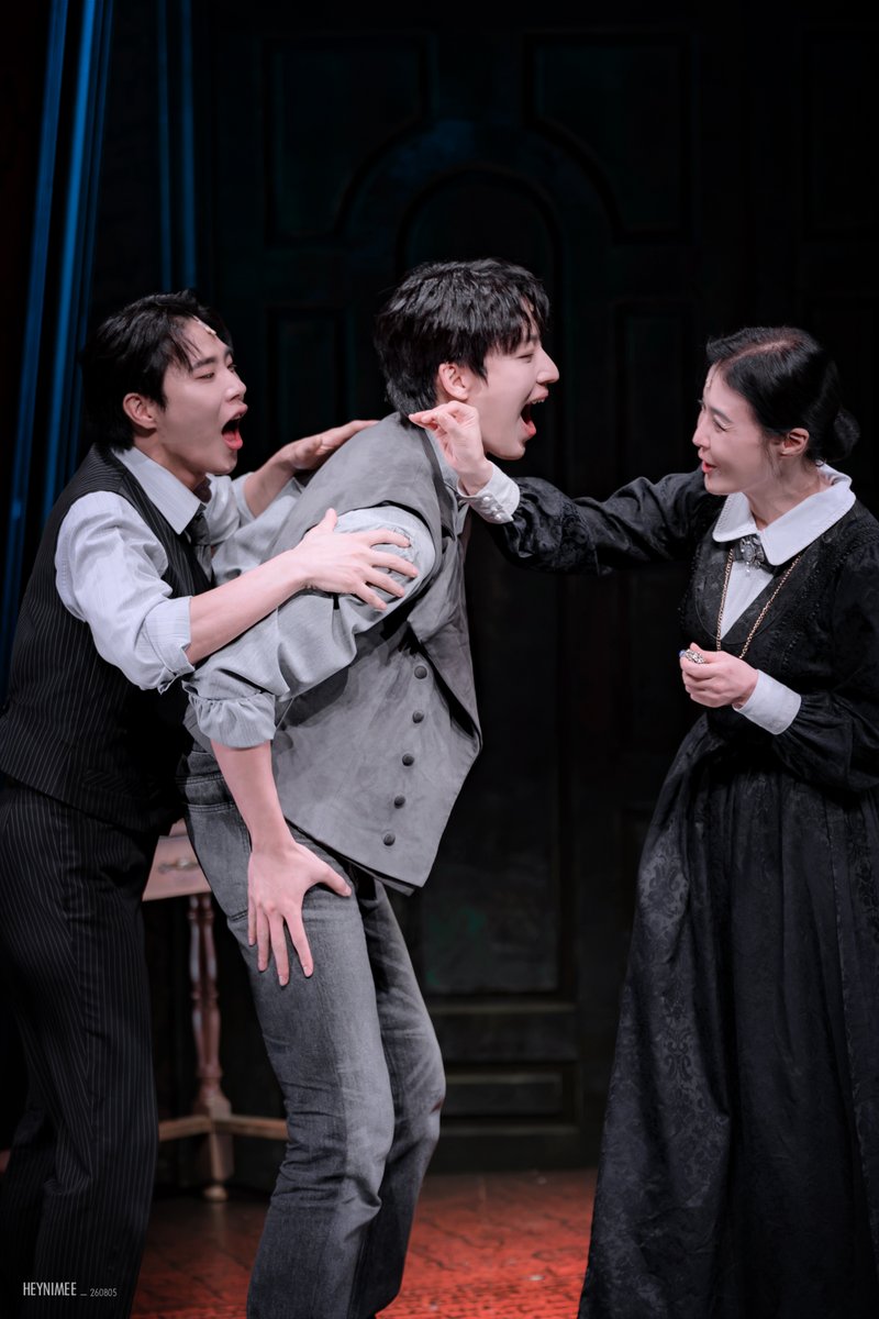 Heynimee_'s tweet photo. 260805 뮤지컬 블랙메리포핀스 
낮 스페셜 커튼콜 '메리를 기억해'  

헤르만 #원태민
한스 #유태율 

⠀ https://t.co/OwU90RFnyu