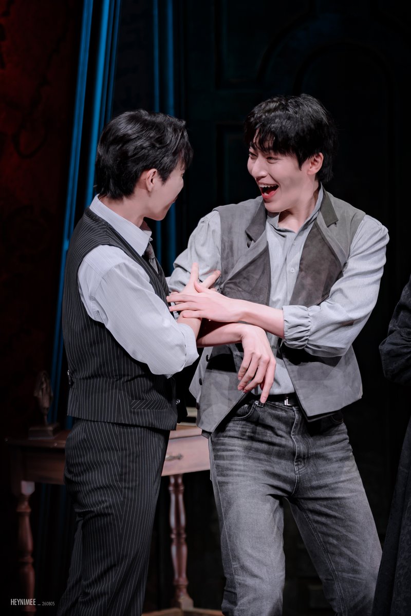 Heynimee_'s tweet photo. 260805 뮤지컬 블랙메리포핀스 
낮 스페셜 커튼콜 '메리를 기억해'  

헤르만 #원태민
한스 #유태율 

⠀ https://t.co/OwU90RFnyu