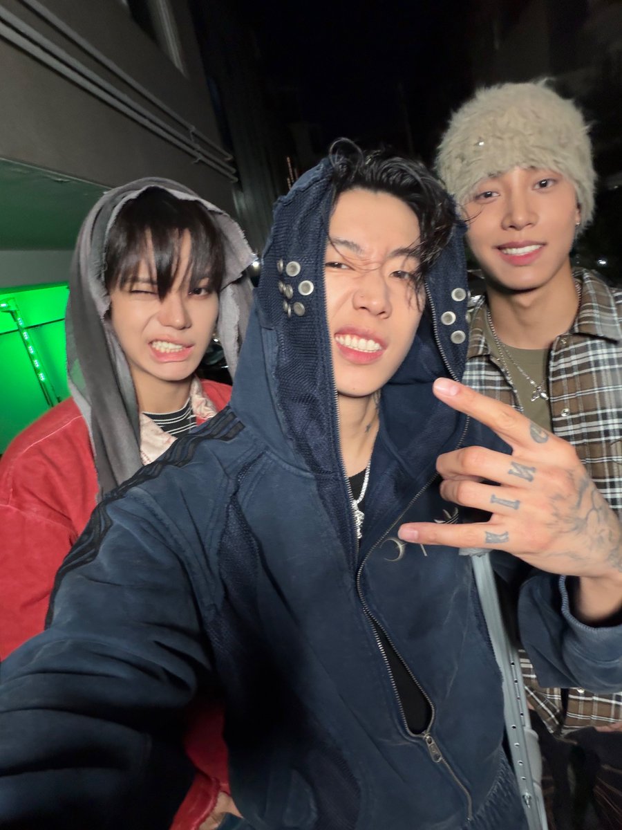 ofhyuI's tweet photo. just us being unserious after midnight. https://t.co/U8u72PK1iO