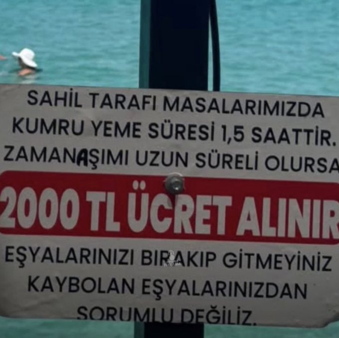 volkan_giritli's tweet photo. ⏩Çeşme'de bir kumrucu... Şemsiye ve şezlong koyarak sahili işgal etmiş ve insanlara 1.5 saat mühlet koyuyor, aksi halde 2000 TL ücret talep ediyor.

Sen o sahildeki kumsalın tek bir kum tanesine bile sahip değilsin ulan Hırt oğlu Hırt...!

İnsanlardan para talep edemezsin, plajı işgal edemezsin, para toplayamazsın, kiralayamazsın...!!!

‼️Bu işgalcilerin hepsinin bunu öğrenmesi lazım, ama önce bize ahlaklı belediyeler lazım.
Belediye görevini yapmadığı için bu hırt işletmeciler plajlar kendilerine aitmiş gibi davranıyor işte.

Belediye "ecrimisil" adı altında parasını alıyor ve halka ait olan hırtlara geçiyor... Bu işi çözerse ANKARA çözer...
#özgürplajlar #özgürsahiller #Akyaka #Muğla #Marmaris #kıyılarhalkındır #plajlarhalkındır #pazar  #Bodrum #Türkbükü #Çeşme #hırtsorununuçözün #hırtişgali #hırttehciri #çözümüyokmu #Ecrimisil #sahillerhalkındır #YerliveMilliTurizm #kayyum #BodrumBelediyesi