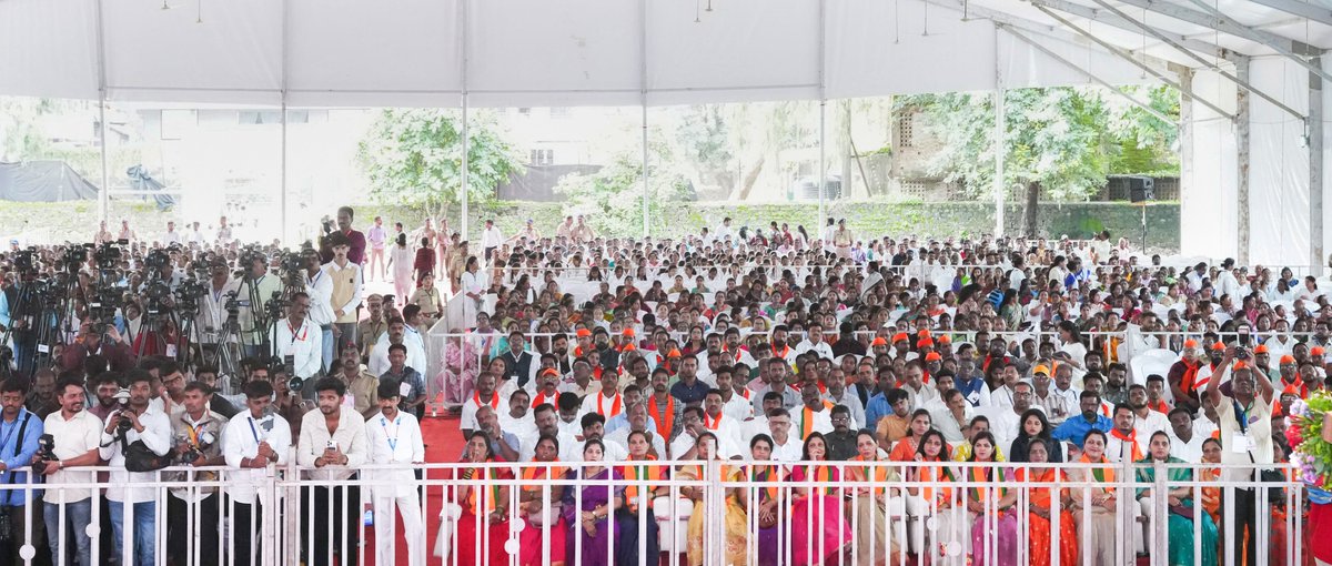 CMOMaharashtra's tweet photo. 🔸Bhoomipujan and inauguration of various development projects in Kolhapur at the hands of CM Devendra Fadnavis.

✅Inauguration of the renovated building of Chhatrapati Pramila Raje General Hospital (CPR), Kolhapur
✅Inauguration of the new residential building at the Ichalkaranji Police Colony, Kalanagar

Various Development projects under Kolhapur Municipal Corporation:
✅ Inauguration of development works at the memorial complex of Rajarshi Chhatrapati Shahu Maharaj
✅ Major Dhyan Chand Hockey Stadium
✅ Multi-level parking facility constructed under the development plan for the Karveer Nivasini Shri Kshetra Mahalakshmi Ambabai Temple
✅Multi-level car parking facility near Station Road
✅Musical fountain in Rankala Lake
✅Sewage treatment project at Dudhali
✅MRDP project being implemented to tackle the flood situation
✅Reconstruction of the Sangeetsurya Keshavrao Bhosale Natyagruha

Assembly Speaker Adv. Rahul Narwekar, DCM Sunetra Ajit Pawar, Minister Chandrakant Patil, Minister Prakash Abitkar, MoS Madhuri Misal, MP Dhananjay Mahadik, Kolhapur Mayor Rouparani Nikam and other dignitaries were present. 

🔸मुख्यमंत्री देवेंद्र फडणवीस यांच्या हस्ते कोल्हापूरमधील विविध वास्तूंचे भूमिपूजन, उदघाटन व लोकार्पण.

✅ छत्रपती प्रमिलाराजे सर्वोपचार रुग्णालय (CPR), कोल्हापूर येथील नूतनीकृत इमारतीचे उदघाटन
✅ इचलकरंजी पोलीस वसाहत, कलानगर येथील नवीन निवासी इमारतीचे उदघाटन

कोल्हापूर महानगरपालिकेअंतर्गत विविध विकासकामे :
✅ राजर्षी छत्रपती शाहू महाराज यांच्या समाधी स्मारक परिसरातील विकासकामांचे लोकार्पण
✅ मेजर ध्यानचंद हॉकी स्टेडियम
✅ करवीर निवासिनी श्री क्षेत्र महालक्ष्मी अंबाबाई मंदिर तीर्थक्षेत्र विकास योजनेच्या अंतर्गत निर्मित बहुमजली पार्किंग इमारतीचे लोकार्पण
✅ स्टेशन रोडवरील बहुमजली कार पार्किंग
✅ रंकाळा तलावात म्युझिकल फाऊंटन
✅ दुधाळी येथील सांडपाणी प्रक्रिया प्रकल्प
✅ पूरस्थितीचा सामना करण्यासाठी राबवण्यात येत असलेल्या एमआरडीपी प्रकल्पाचे लोकार्पण
✅ संगीतसूर्य केशवराव भोसले नाट्यगृहाच्या इमारतीचे पुनर्निर्माण

यावेळी विधानसभा अध्यक्ष ॲड. राहुल नार्वेकर, उपमुख्यमंत्री सुनेत्रा अजित पवार, मंत्री चंद्रकांत पाटील, मंत्री प्रकाश आबिटकर, राज्यमंत्री माधुरी मिसाळ, खासदार धनंजय महाडिक, कोल्हापूरच्या महापौर रुपाराणी निकम व इतर मान्यवर उपस्थित होते.

🕒 3.05pm | 9-8-2026📍Kolhapur | दु. ३.०५ वा. | ९-८-२०२६📍कोल्हापूर.

@Dev_Fadnavis @rahulnarwekar @SunetraA_Pawar @ChDadaPatil @abitkar_prakash @madhurimisal @dbmahadik @KolhapurKmc 

#Maharashtra #DevendraFadnavis #KolhapurMunicipalCorporation