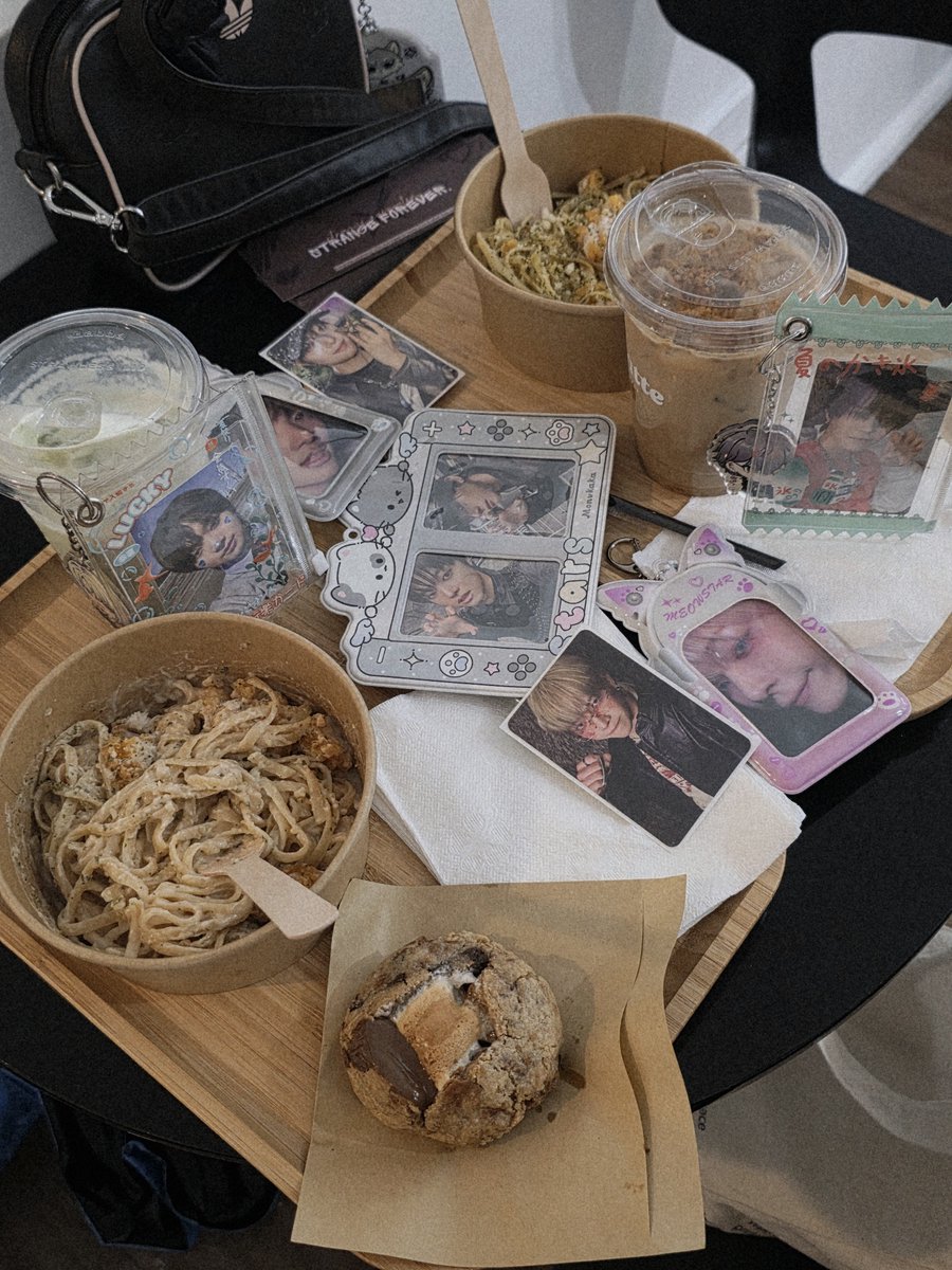 _uriecchi's tweet photo. the typhoon really tried to stop me but i made it 💪🏻😤 met a new friend~ hellaur @nikhwagram 🫶🏻 bought albums 🤡 (thanks! @nichorielsim 💕), and enjoyed the cafe food & vibes 🍝
despite the weather, def a day well spent with fellow filo lunés and nichojoo 🥰
#EndsEdgeNCEJ 🍓🍊 https://t.co/0u0j2V9dlD