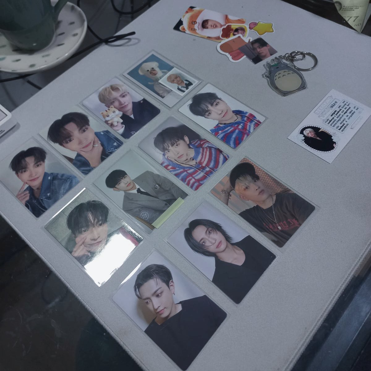 notbytmoon's tweet photo. feedback super positivo p @fixonu_u que me vendeu esses hongjoong e ainda mandou quase metade de brinde! chegou tudo certinho, super seguros. quero morrer sua amiga 💗 https://t.co/Z5b6yeHQVD