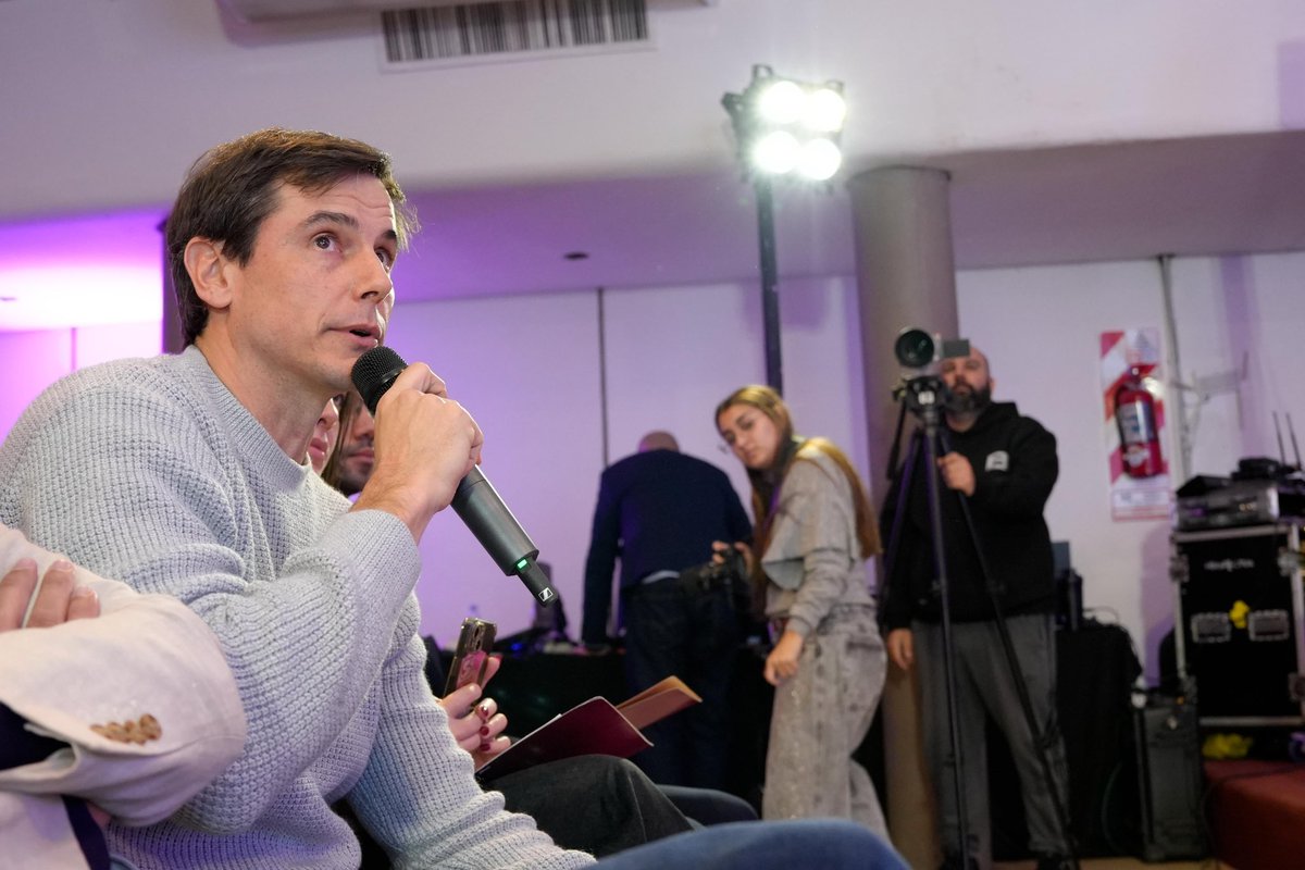 Diego_Hartfield's tweet photo. EL PERIODISMO QUE MISIONES NECESITA

Esta va a ser una nota con cariño a mis amiguitos del cuarto poder, ellos saben que soy un insistidor del diálogo, tengo vínculos con periodistas desde que yo tengo 8 años y tuve mi paso por los medios apenas retirado del tenis cuando trabajé para Directv Sports como comentarista de tenis durante 8 años.

Abrí el diario este domingo (emblemático por cierto) y leí una nota de dos páginas sobre la Ley de Tierras. La leí entera. No encontré una sola voz del otro lado. Ni una. Solo el relato de quienes se oponen, contado como si no existiera ningún argumento en favor de la iniciativa. Aun cuando creas que la ley era una porquería, es fundamental que intentemos saber qué buscaba el que piensa diferente.

No lo digo como crítica liviana, sino que hace rato creo que Misiones merece más. Nos tenemos que dar el lugar para una discusión constructiva, elevar nuestras charlas.

La Biblia lo dice en 1 Tesalonicenses 5:21 con una simpleza que siempre me llamó mucho la atención desde chiquito “Examinadlo todo; retened lo bueno.” Esa es la base de cualquier pensamiento libre. Escuchar, analizar, y después decidir. Pero para eso hay que tener acceso a las dos campanas.

Las redes sociales ayudaron enormemente a democratizar la palabra. Hoy cualquiera puede expresarse y eso es un avance enorme. Ya casi quedó en el pasado todo esto de la libertad de expresión aunque en Misiones todavía contamos con esa Ley Mordaza que deberíamos revisar. Yo, obviamente desde mi lugar y como diputado de La Libertad Avanza, voy a intentar difundir las ideas de la libertad, pero eso no me quita la posibilidad de escuchar cómo piensan todos, hasta debemos animarnos a tener charlas álgidas sin personalizarlas.

No estoy pidiendo neutralidad. Está bien que cada uno tenga su mirada, está bien que un medio tenga su ideología. Eso es legítimo y hasta sano. Lo que me gustaría ver es al menos un poco más de debate completo. Que aparezca el otro argumento, aunque sea para rebatirlo. Que la gente tenga las herramientas para pensar y decidir por sí misma.

La semana pasada vi otra situación que me llamó la atención. Un diputado dijo en cámara que no sabía si había firmado una renuncia anticipada. El periodista no se sorprendió, no repreguntó, siguió de largo. Como si fuera algo totalmente normal. Yo escuché eso y automáticamente estaba haciendo mi típico Domando Renovadores, porque no podemos normalizar ciertas prácticas, para mí eso debió ser un escándalo institucional. Nosotros desde el bloque provincial de LLA sufrimos una baja y nos dolió, pero fuimos autocríticos con el tema, pensando en mejorarnos como equipo, sin restringir libertades ni poniendo la culpabilidad en terceros.

En cuanto a la comunicación seguramente desde nuestro lado también haremos las autocríticas que correspondan. Creo que con el debate sobre la reforma de la Carta Orgánica del BCRA estamos haciendo un esfuerzo genuino por explicar nuestra postura con argumentos, entonces llegamos a la discusión en el Congreso con la gente más metida en el tema y quizá teniendo una posición tomada al respecto.

Misiones está en un momento bisagra. Las decisiones que tomemos en los próximos años van a definir si somos una provincia que crece o seguiremos en este encierro donde el sector privado, que debería empujar la economía, se sienta cada vez más ahogado. Para eso necesitamos una conversación pública a la altura. Con todas las voces, con todos los argumentos, y con un periodismo que entienda que su rol es elevar la discusión, no simplificarla.

Uds saben que yo estoy acá, mis redes sociales son el lugar donde me expreso, siempre estoy yo acá. Leyendo sus comentarios, bancando puteadas, también recibiendo cariños. Te puede gustar o no como pienso pero por sobre todas las cosas intentando que nuestra provincia tenga un nivel de discusión más elevado.