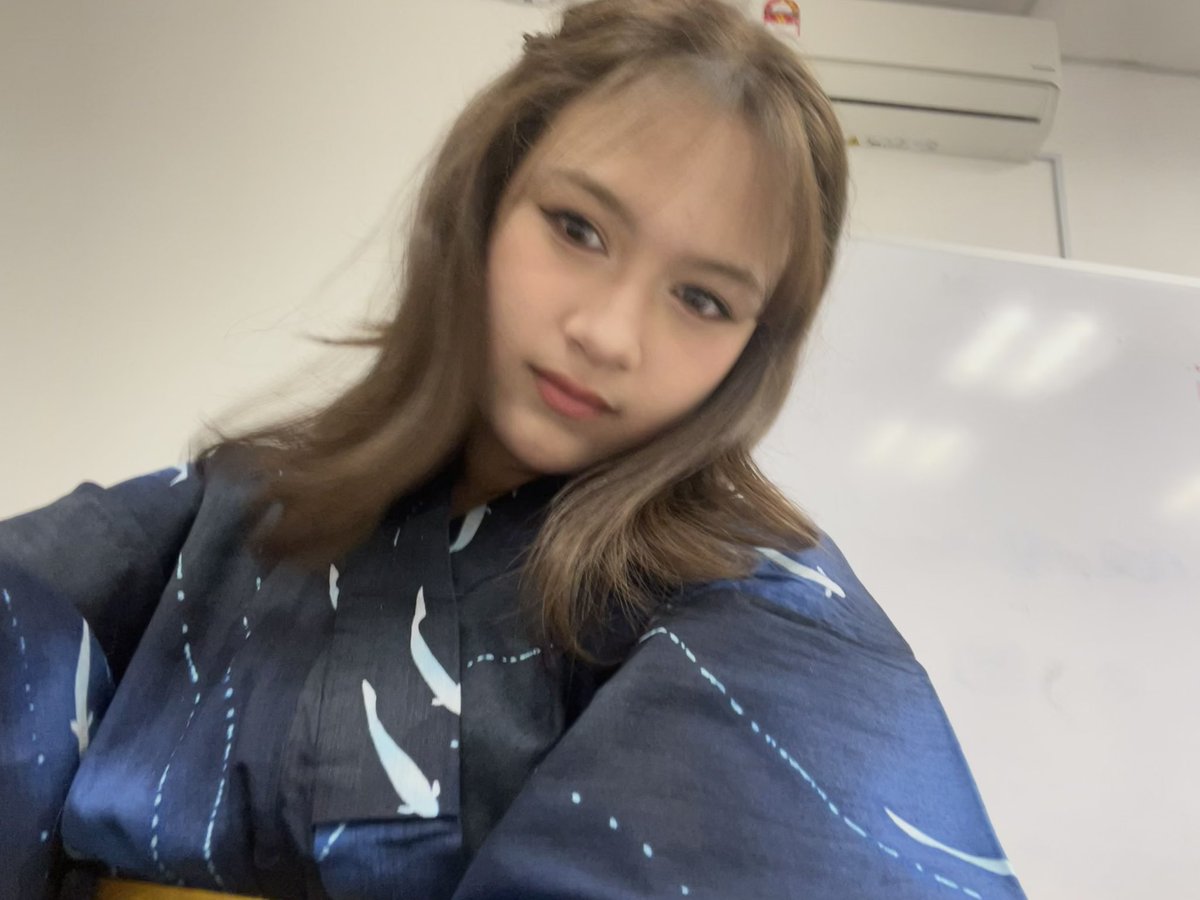 Nachia_JKT48's tweet photo. terimakasihhh banyak untuk 2 show di malaysia!! it’s been an honor to be here.. i’ll miss malaysia very soon😳😳😳 thank you for everything 💙 https://t.co/k4OhQiMWCR