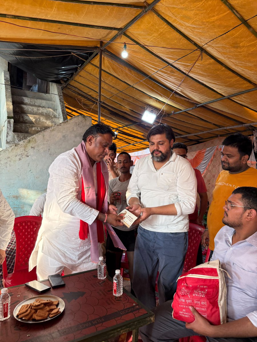 grabsudheer's tweet photo. आज दिनांक 9 अगस्त 2026 को अपनी विधानसभा 60, गढ़मुक्तेश्वर 
गाँव- भदस्याना में कांवड़ियों के लिए आयोजित सेवा शिविरों में जाने और श्रद्धालु कांवड़ियों की सेवा करने का सौभाग्य प्राप्त हुआ। 🙏🔱

महादेव की भक्ति में लीन इन शिवभक्तों की सेवा करना मेरे लिए सौभाग्य और पुण्य का अवसर है।

भोलेनाथ से प्रार्थना है कि सभी कांवड़ियों की मनोकामनाएं पूर्ण हों, उनकी यात्रा मंगलमय हो और महादेव की कृपा सदैव सभी पर बनी रहे।

हर हर महादेव! 🚩🔱 

एड. सुधीर चौहान
राष्ट्रीय प्रवक्ता (समाजवादी पार्टी)
विधान सभा-60 गढ़मुक्तेश्वर

@mediacellsp @samajwadiparty @yadavakhilesh @dimpleyadav @palshyamLalsp @proframgopalya1 @MPDharmendraYdv @shivpalsinghyad  @aashishsy @IqraMunawwar_ @Kamalakhtar25 
@ABPNews @news24tvchannel @ndtv @News18India @News18UP @ajjtaknews2 @ndtv 

#samajwadipartyofficial #AkhileshYadav #PDA #bholenath
#कांवड़