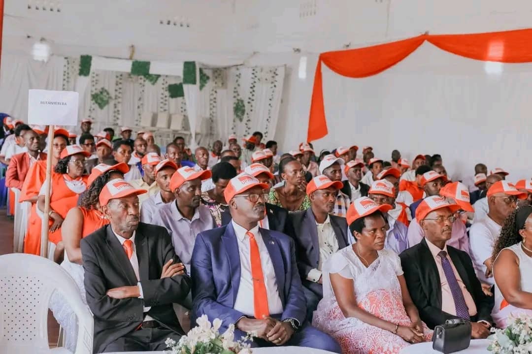 VisionBurundi's tweet photo. Lors du congrès, Olivier Nkurunziza a été reconduit à la tête de l’UPRONA. Le Vice-président de la République, Prosper Bazombanza, présent en tant que membre du parti, a évoqué les réalisations passées et les perspectives d’avenir de la formation politique. https://t.co/EwOS77dDNQ
