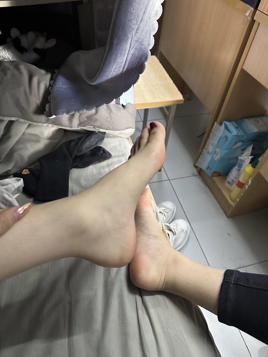 jiaodimaster's tweet photo. 大长腿 纯欲风的大二学妹 平时爱穿气质小高跟很性感 38的脚肥瘦正好 https://t.co/M9I9EiXWLS
