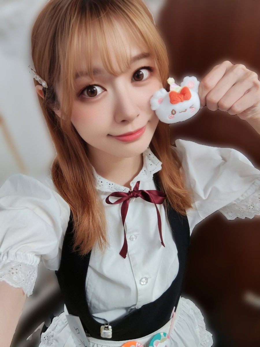 nana_honey2's tweet photo. 秋葉原早番カウンターでしたっ👑
ありがとうございました！✨

この前はなまるおばけのポップアップストアでゲットしたまるんちゃん💕
最近は推しのはなまるおばけをたくさん身につけてお給仕できて幸せだー🧡 https://t.co/HPn0rBvb7I