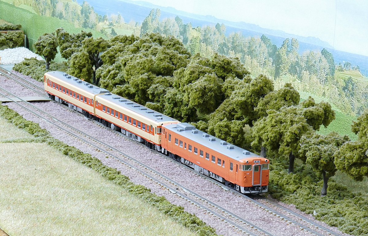 fugasat's tweet photo. トミックス キハ27-200。キハ40,キハ56-0と繋げて遊ぶために入手。車体色はもちろん、屋根上やスカートの有無など、3台とも形状がばらばらなのが良い感じ。キハ400 利尻 に組み込んで楽しむのも良さそう。 https://t.co/DtCfo7VtAx