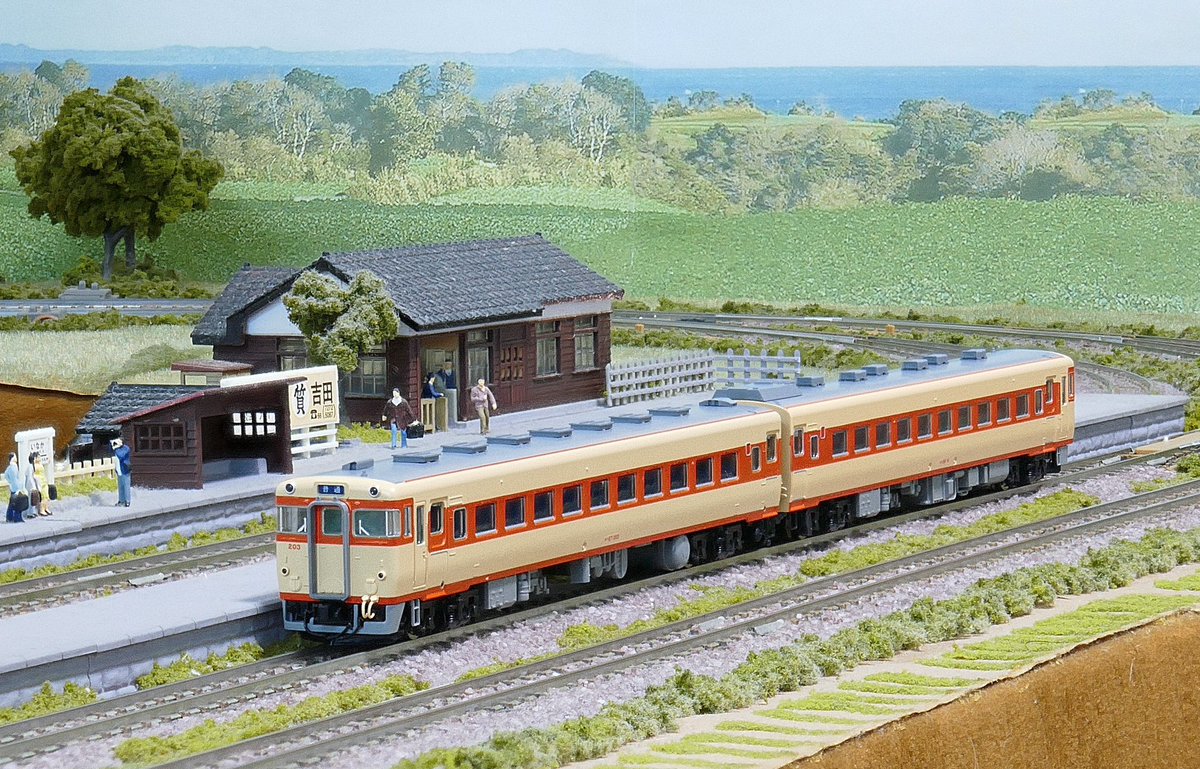 fugasat's tweet photo. トミックス キハ27-200。キハ40,キハ56-0と繋げて遊ぶために入手。車体色はもちろん、屋根上やスカートの有無など、3台とも形状がばらばらなのが良い感じ。キハ400 利尻 に組み込んで楽しむのも良さそう。 https://t.co/DtCfo7VtAx