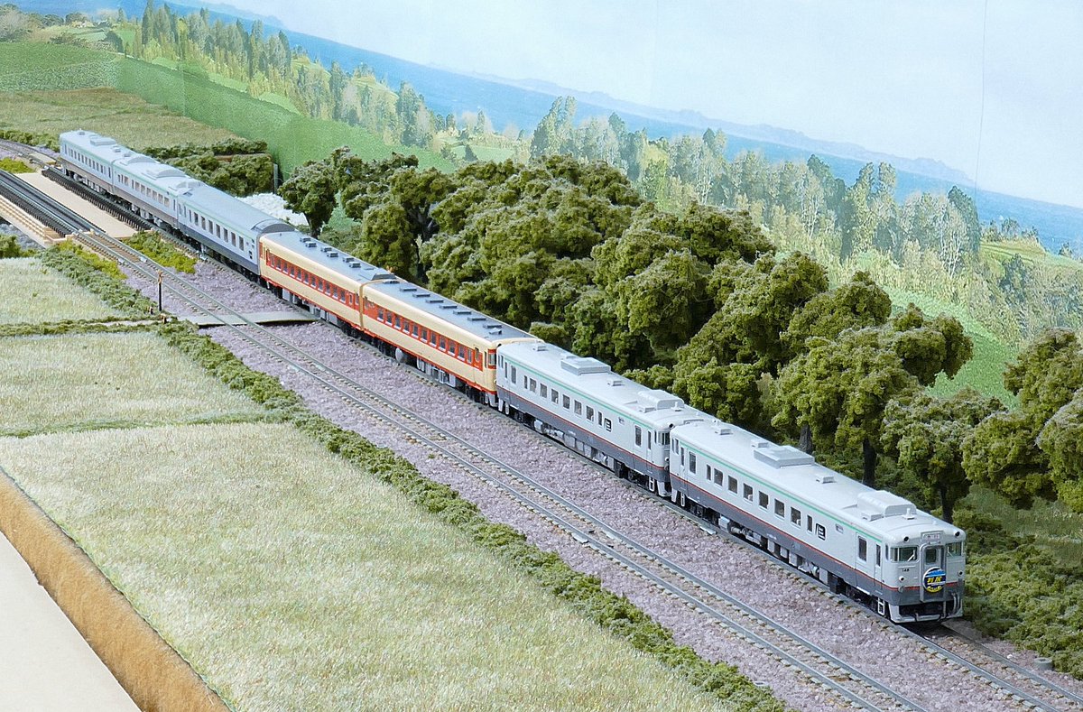 fugasat's tweet photo. トミックス キハ27-200。キハ40,キハ56-0と繋げて遊ぶために入手。車体色はもちろん、屋根上やスカートの有無など、3台とも形状がばらばらなのが良い感じ。キハ400 利尻 に組み込んで楽しむのも良さそう。 https://t.co/DtCfo7VtAx