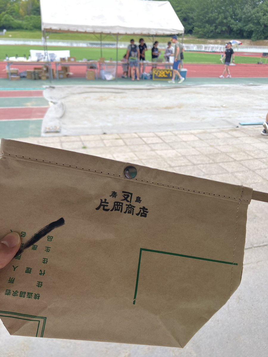 kaze_mare057's tweet photo. 兄の趣味全開の大会
まさかの20歳くらい離れた姪と同じ組

片岡商店の水切りバッグも入手
にしてもイーブンすぎるな https://t.co/rcchD9cZUE