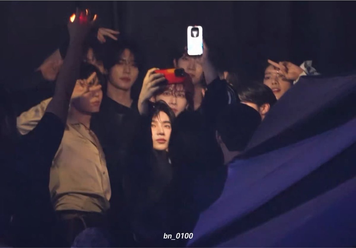 myseokryudan's tweet photo. zb2ble group selca now someone tell me why i literally just burst into tears https://t.co/OLVjmyo7p1