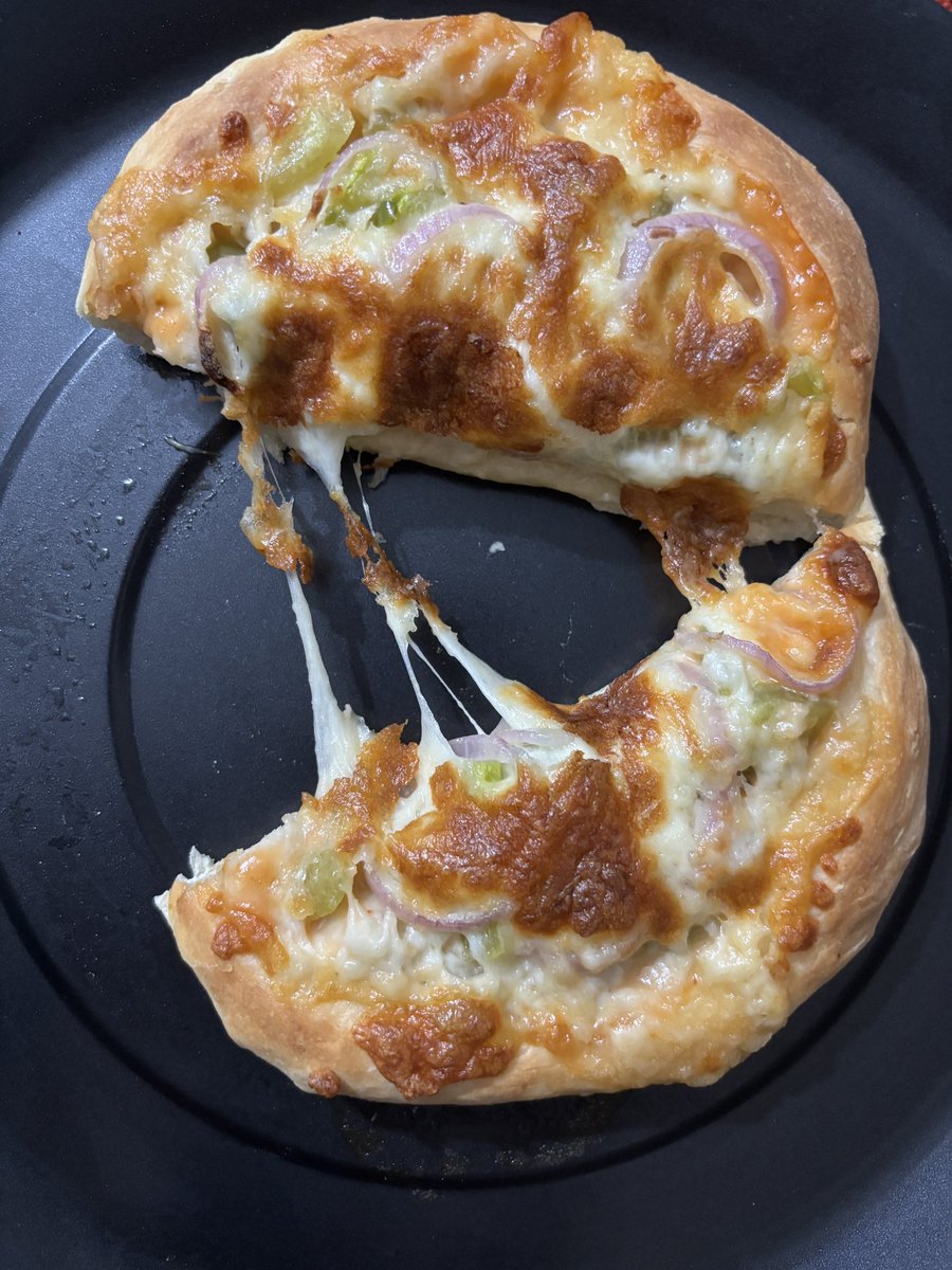 seashellmiel's tweet photo. ended up making a whole pizza after today’s episode🙂🍕

#seherhonekohai https://t.co/ziHVoa4nEI