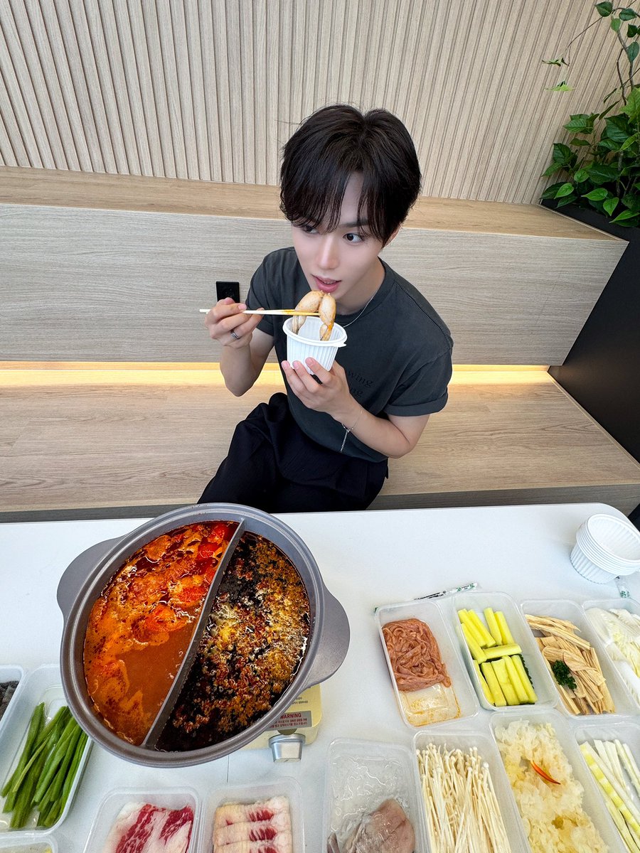 xanie__'s tweet photo. 혹시 이 오빠님 또 개구리 드시는거임? https://t.co/SKwuBkbpEq