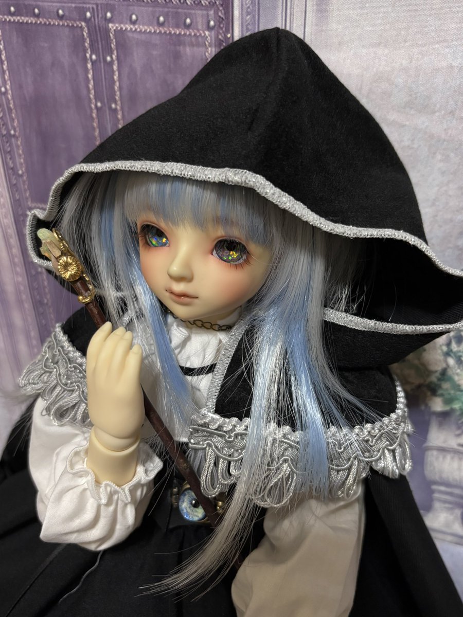 mira_dool's tweet photo. Lumi`ereが魔女様になりました♪
オパールの鉱物アイを宿し……
オパールの鉱物ロッドを携えて………

見習い魔女Lumi`ereは何処に向かうのでしょうか？

「まずは魔女見習いとしてダーマ神殿で転職しなきゃだね♪」

……え、転職システムなのですか！？

#3人の魔女 https://t.co/bxDArWD1DS