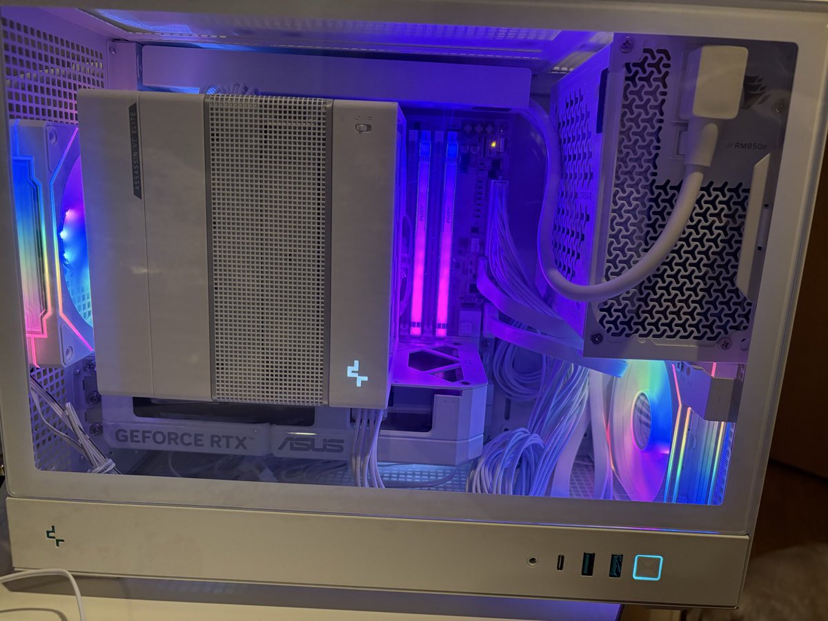 FaMi_kk's tweet photo. 初白統一PC～

CH160 PLUSはコンパクトでサブPCにちょうどいい感じだけど配線難しかった、、CPU補助電源がちょい怖

250K Plus
B860M AORUS ELITE WIFI6E ICE
ASSASSIN VC ELITE WH
KF560C36BWE2AK2-32
Dual GeForce RTX 5060 Ti 16GB
RM850e White 2025 https://t.co/fly0AypOQt