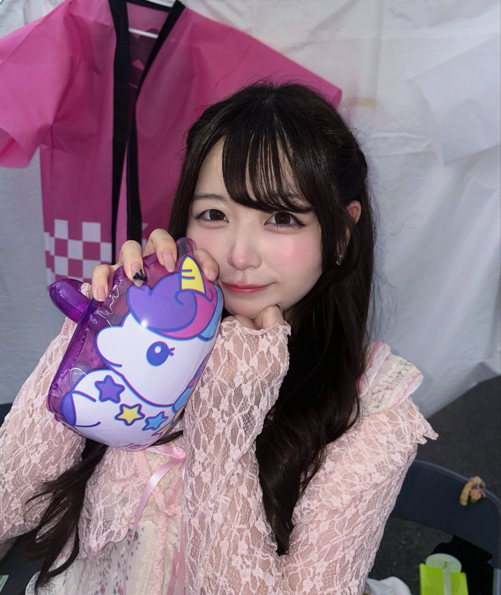 yuina_TSUKISO's tweet photo. サマジャンありがとうございました♡
月とソーダ緑色担当 渡辺ゆいなです💚
暑い中1日一緒に過ごしてくれてありがとう！またひとつ大切��思い出がふえたよ
今までの夏フェスで一番暑くてﾖﾎﾞﾖﾎﾞになっちゃったけど一番楽しかった
涼しいところでよく休んでね、夏のことも君のこともだいすきだー！ https://t.co/Vys0n1ZGfp