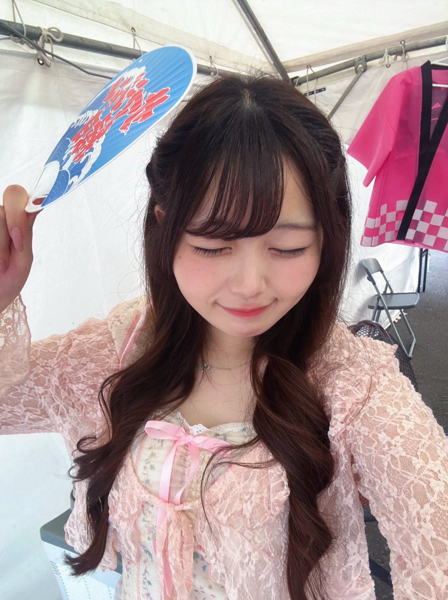 yuina_TSUKISO's tweet photo. サマジャンありがとうございました♡
月とソーダ緑色担当 渡辺ゆいなです💚
暑い中1日一緒に過ごしてくれてありがとう！またひとつ大切��思い出がふえたよ
今までの夏フェスで一番暑くてﾖﾎﾞﾖﾎﾞになっちゃったけど一番楽しかった
涼しいところでよく休んでね、夏のことも君のこともだいすきだー！ https://t.co/Vys0n1ZGfp