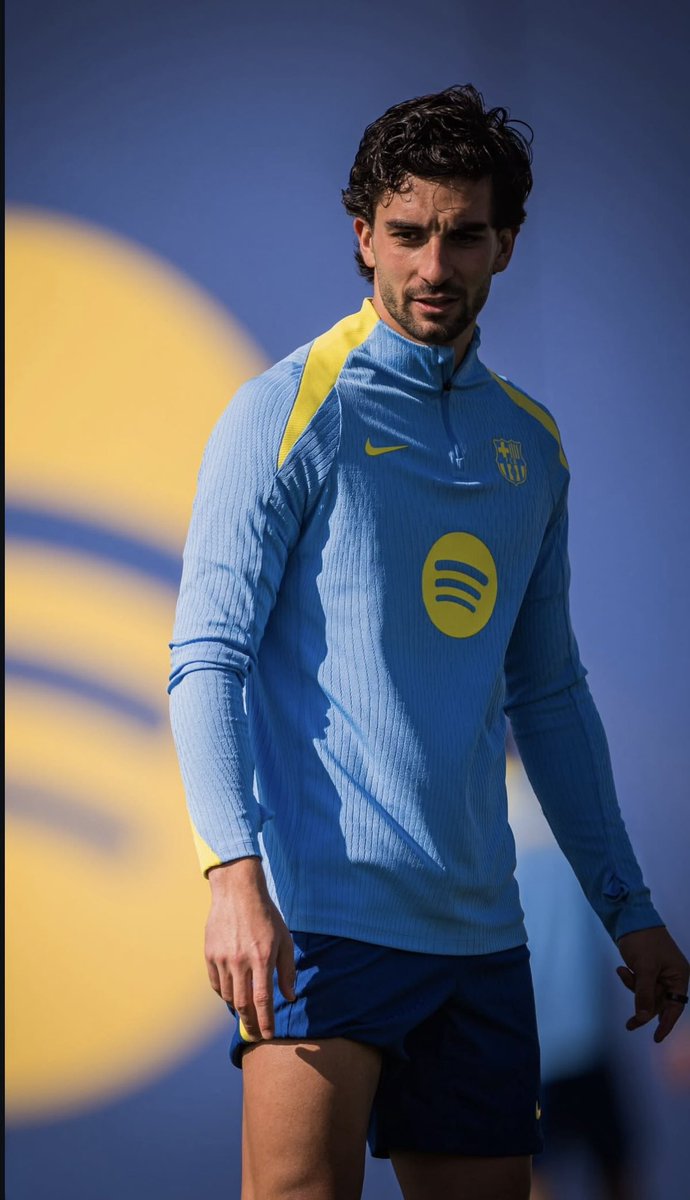 RBlaugrana8's tweet photo. He estado reflexionando sobre las palabras de Ferran y quiero desahogarme:

Ferran, no. El Barça no te debe demostrar nada. Tú eres el que tiene que demostrar que quieres al Barça.

•  Lewandowski dejó el mejor equipo del mundo (el Bayern en su mejor momento) en el pico de su carrera solo para venir aquí y pelear por devolver al club a lo más alto.

•  Szczesny salió del retiro para ponerse la camiseta.

•  Xavi rechazó ofertas millonarias de Arabia porque solo quería entrenar al club de su vida… y lo hizo en el peor momento económico e institucional de la historia reciente.

•  Dani Olmo esperó la oferta del Barça, rechazó otras, y cuando vino el lío de la inscripción no se fue a otro lado.

•  Messi aceptó cobrar un 50 % menos solo para quedarse.

•  Adama rechazó contratos importantes y se vino porque quería el Barça cuando el club ya no pudo pagarle se fue, y su carrera nunca volvió a ser la misma.

•  Kessie se fue para aliviar la masa salarial cuando él no quería marcharse.

•  Iñigo Martínez igual que Kessie: además de que vino y se quedó en condiciones que otros no habrían aceptado cuando era titular en su equipo.

Ninguno de ellos salió a decir “el Barça debe demostrarme que me quiere”.
Vinieron, se quedaron o se sacrificaron porque querían al club.
El que tiene que demostrar algo eres tú.
