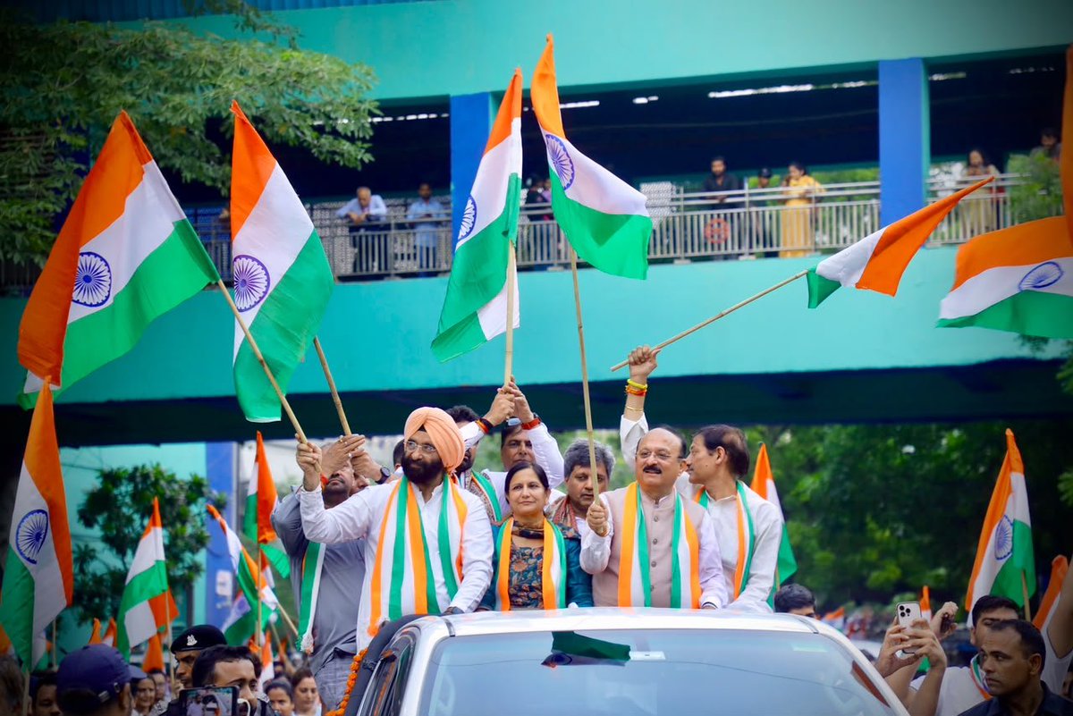 ashishsood_bjp's tweet photo. तिरंगे की शान, देशभक्ति का जज़्बा और एकजुटता का संदेश। 

तिरंगा बाइक रैली में शामिल होकर देश की आन, बान और शान के प्रतीक हमारे राष्ट्रीय ध्वज को नमन किया।
आइए, तिरंगे की छांव में एकजुट होकर राष्ट्र प्रथम के संकल्प को और मजबूत करें।

जय हिंद! 🇮🇳

@NitinNabin 
@blsanthosh 
@gupta_rekha 
@kjsehrawat 
@mssirsa