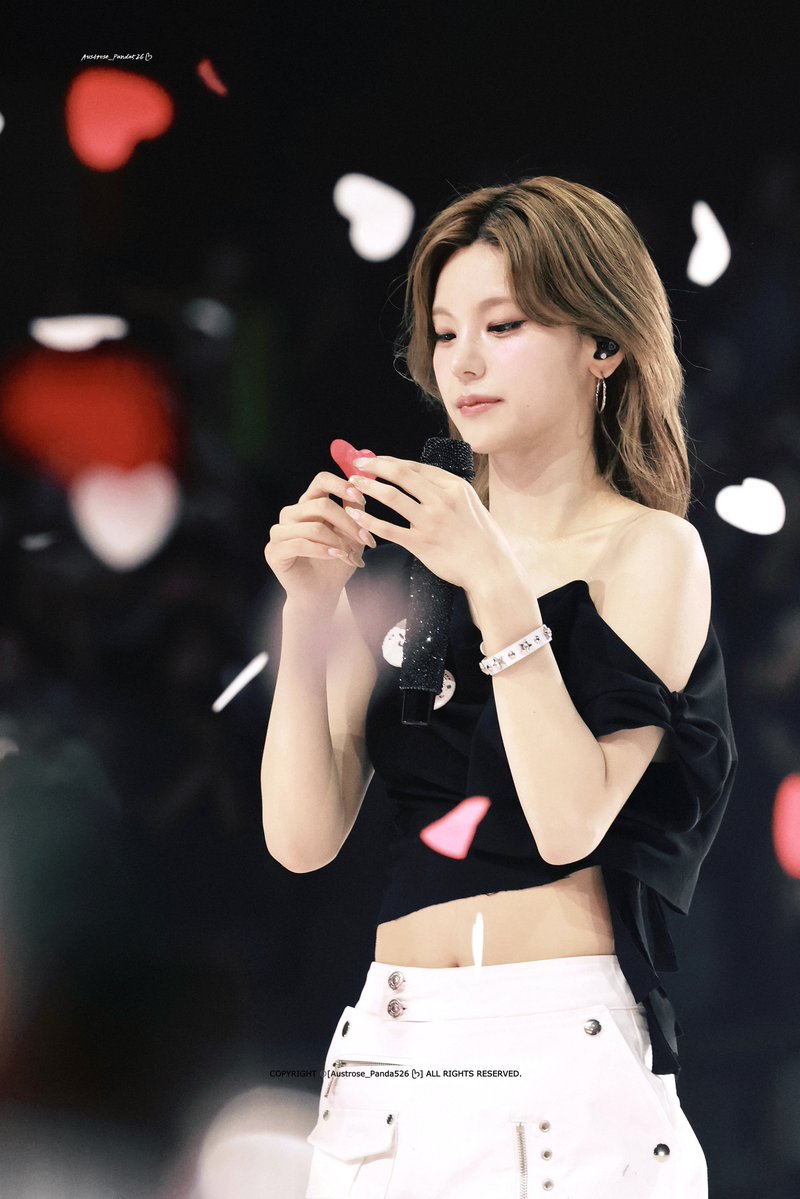 Panda526_YE's tweet photo. 260809 ITZY FANMEETING ᥫᩣ

❤️🖤

#예지 #YEJI #있지 #ITZY https://t.co/BnL35QpiVV