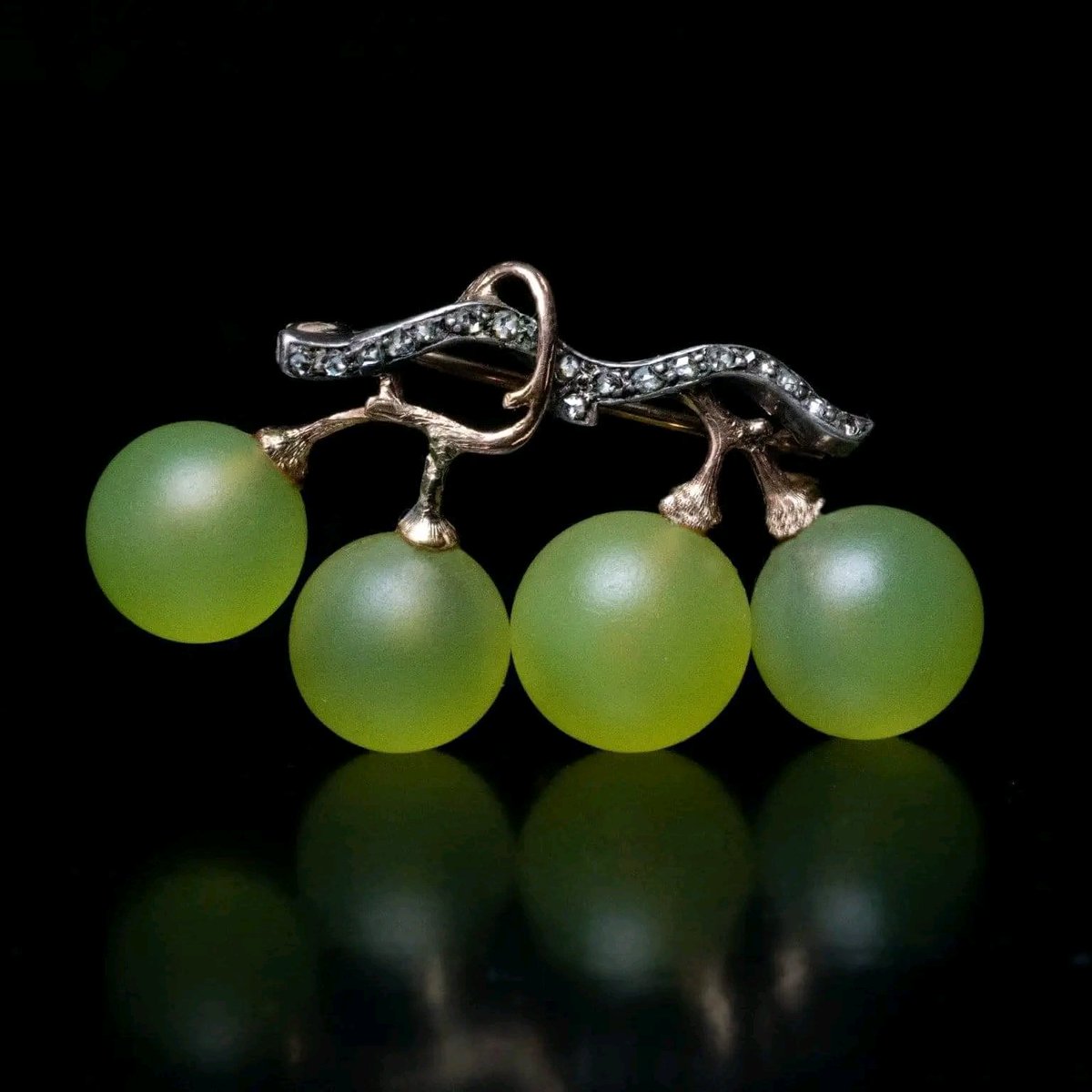 Hana_b30's tweet photo. French Art Nouveau Grape Brooch Pin 1889 by Fonsèque et Olive, Paris, 1889. https://t.co/ggDXjTEREP