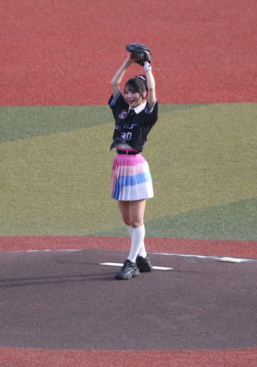 barkmann2004's tweet photo. 佐藤綺星ちゃん、セレモニアルピッチ⚾
#千葉ロッテマリーンズ
#AKB48
#ZOZOマリンスタジアム https://t.co/3PRSvbzFc0