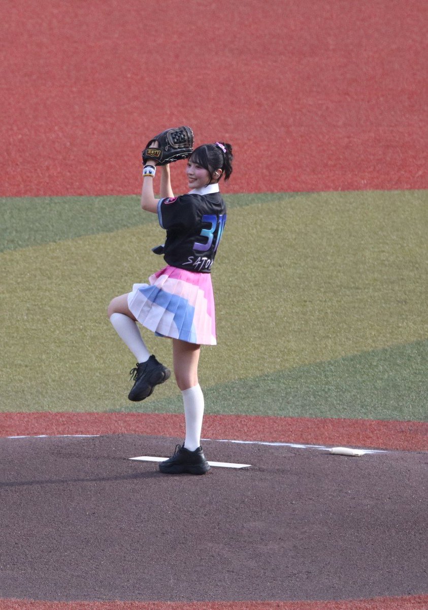 barkmann2004's tweet photo. 佐藤綺星ちゃん、セレモニアルピッチ⚾
#千葉ロッテマリーンズ
#AKB48
#ZOZOマリンスタジアム https://t.co/3PRSvbzFc0