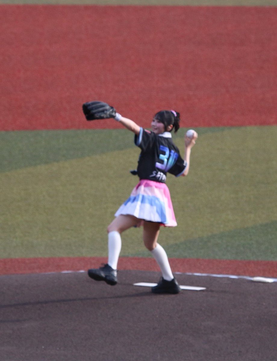 barkmann2004's tweet photo. 佐藤綺星ちゃん、セレモニアルピッチ⚾
#千葉ロッテマリーンズ
#AKB48
#ZOZOマリンスタジアム https://t.co/3PRSvbzFc0