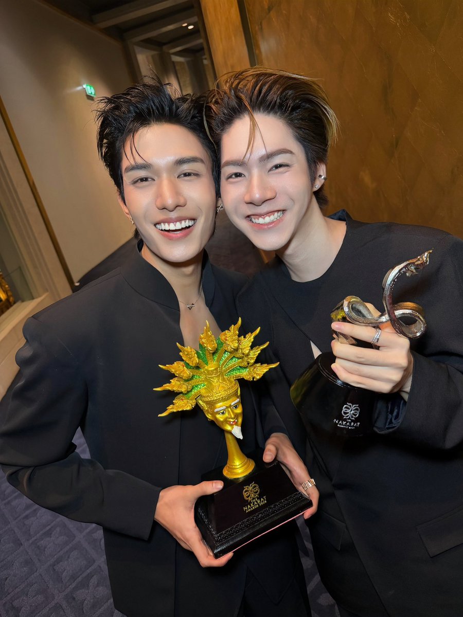 kerdomundi's tweet photo. เอารางวัลมาฝากพี่ ๆ ขอบคุณนะครับ🖤🥺

#NakaratAwards2026xNetJJ https://t.co/WlSw1law6w