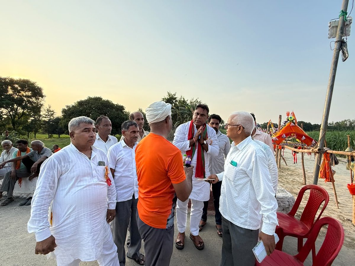 grabsudheer's tweet photo. आज दिनांक 9 अगस्त 2026 को अपनी विधानसभा 60, गढ़मुक्तेश्वर गाँव- बहादुरगढ़ में कांवड़ियों के लिए आयोजित सेवा शिविरों में जाने और श्रद्धालु कांवड़ियों की सेवा करने का सौभाग्य प्राप्त हुआ। 🙏🔱

महादेव की भक्ति में लीन इन शिवभक्तों की सेवा करना मेरे लिए सौभाग्य और पुण्य का अवसर है।

भोलेनाथ से प्रार्थना है कि सभी कांवड़ियों की मनोकामनाएं पूर्ण हों, उनकी यात्रा मंगलमय हो और महादेव की कृपा सदैव सभी पर बनी रहे।

हर हर महादेव! 🚩🔱 

एड. सुधीर चौहान
राष्ट्रीय प्रवक्ता (समाजवादी पार्टी)
विधान सभा-60 गढ़मुक्तेश्वर

@mediacellsp @samajwadiparty @yadavakhilesh @dimpleyadav @palshyamLalsp @proframgopalya1 @MPDharmendraYdv @shivpalsinghyad  @aashishsy @IqraMunawwar_ @Kamalakhtar25 
@ABPNews @news24tvchannel @ndtv @News18India @News18UP @ajjtaknews2 @ndtv 

#samajwadipartyofficial #AkhileshYadav #PDA #bholenath
#कांवड़