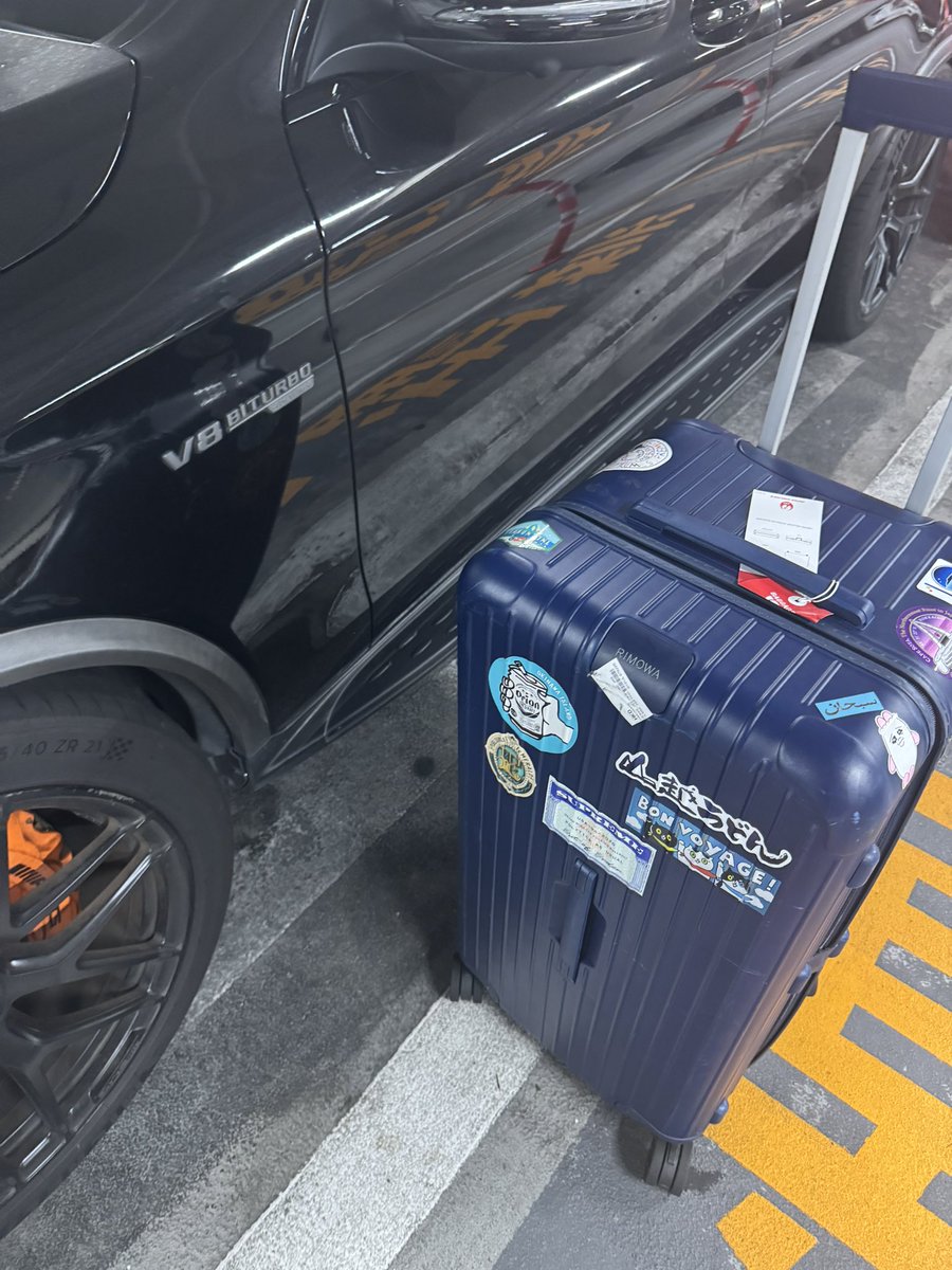 GLC63S_AJ's tweet photo. 遅延が重なり羽田からの那覇便が4便連続で着いた為、荷物受け取りは大混雑。1時間近くかかった。タクシーも行列だったので空港まで車で来て正解でした。 https://t.co/C2vswqZBoL