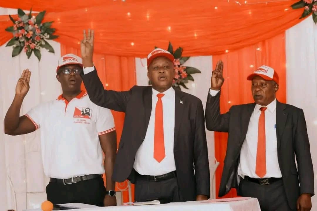 VisionBurundi's tweet photo. Lors du congrès, Olivier Nkurunziza a été reconduit à la tête de l’UPRONA. Le Vice-président de la République, Prosper Bazombanza, présent en tant que membre du parti, a évoqué les réalisations passées et les perspectives d’avenir de la formation politique. https://t.co/EwOS77dDNQ