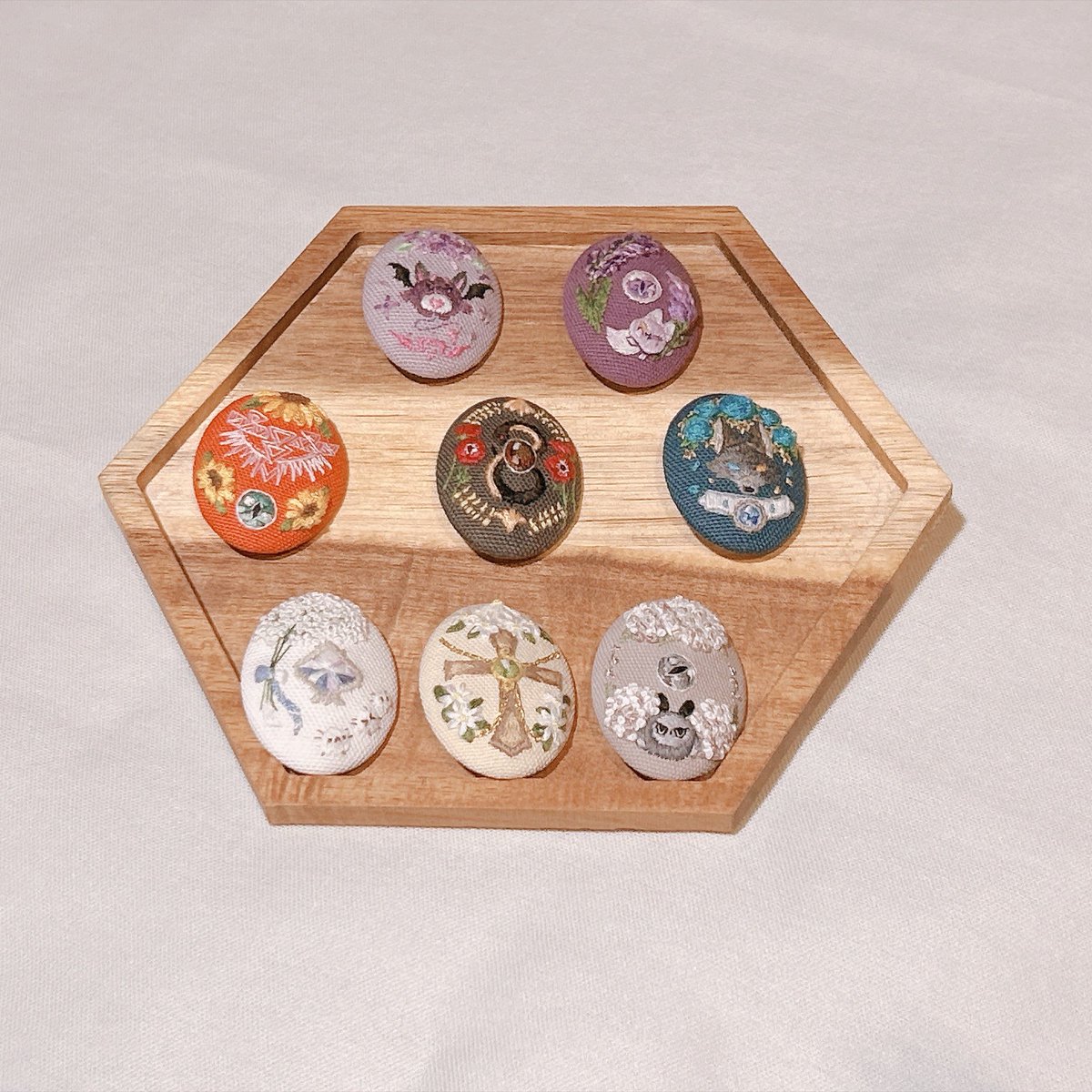 rabbity1491's tweet photo. 年初的認親卡還有剩當無料，可以來攤位拿 ！卡萊因財神會保佑大家！
最後預告一下花語寶石別針因為做的太複雜價格會偏高 ～ https://t.co/UOKZ2NTkpA