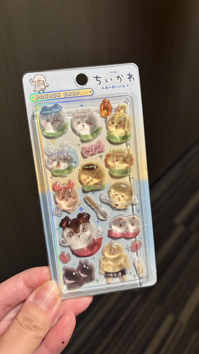 _to_yo's tweet photo. ちゃんと喋らないキャラがいるのも知らない私レベルでも楽しめました🙌期待値上げ過ぎたかな…て最後思いつつ、最後で納得した！ちきりんさんが言ってたことこれか…！そしてシール頂きました初の本物ボンドロ笑 https://t.co/29quJhfr3S