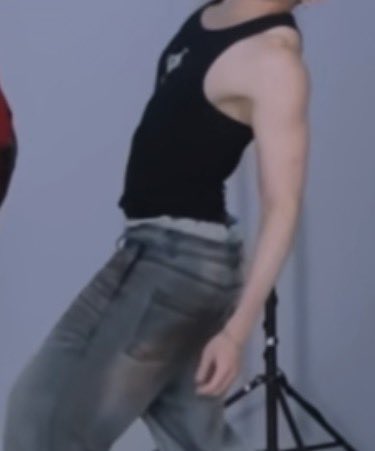 lixiesflower's tweet photo. bro’s so fucking curvy LOOK AT THAT ARCH https://t.co/FMjuNYQ0Dj