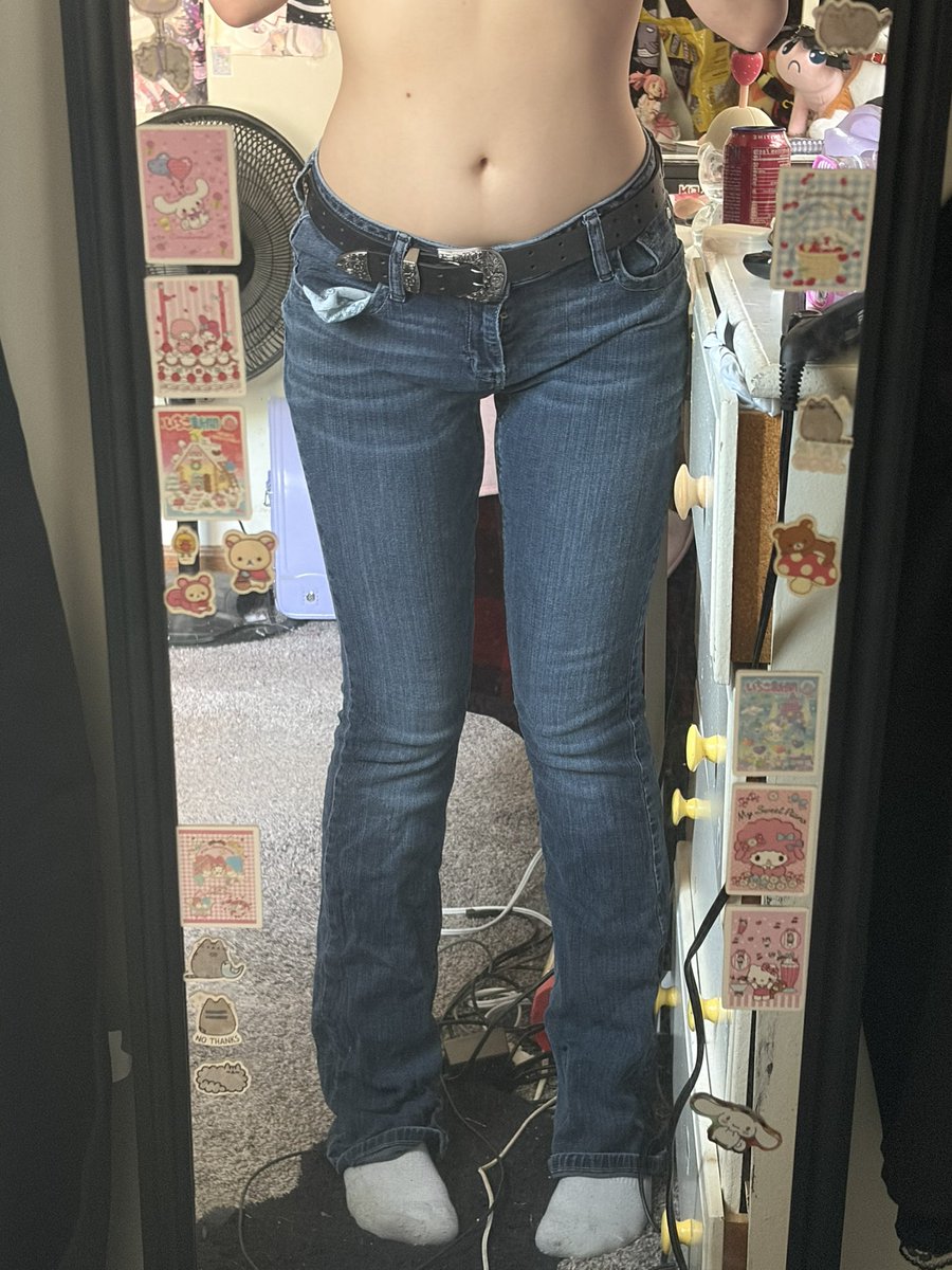 OMGkawaiiJirai's tweet photo. Flared jeans give me an unreal amount of swag https://t.co/SRjWlSRGY7