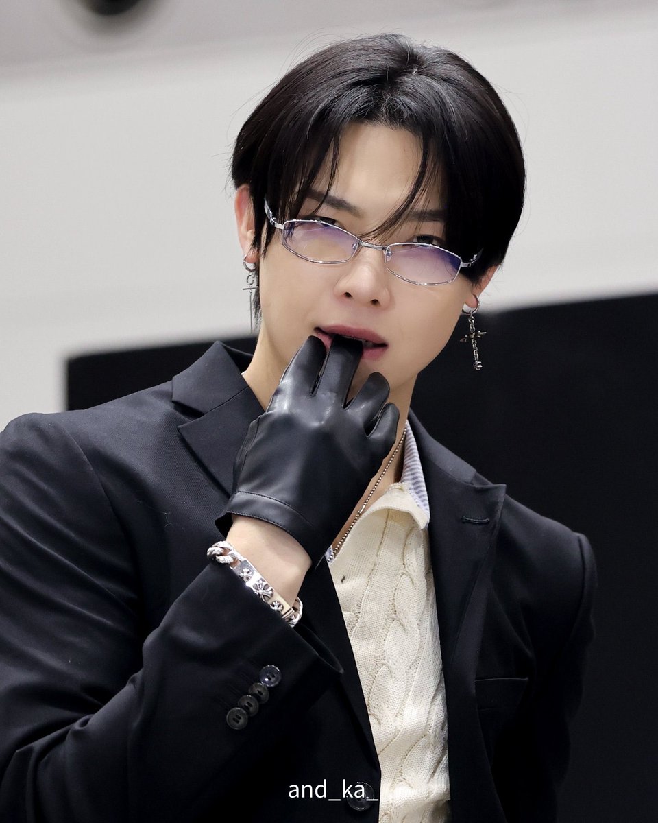 nichonyang's tweet photo. WHATS WRONG WITH HIM????? https://t.co/Ek8ars0QRH