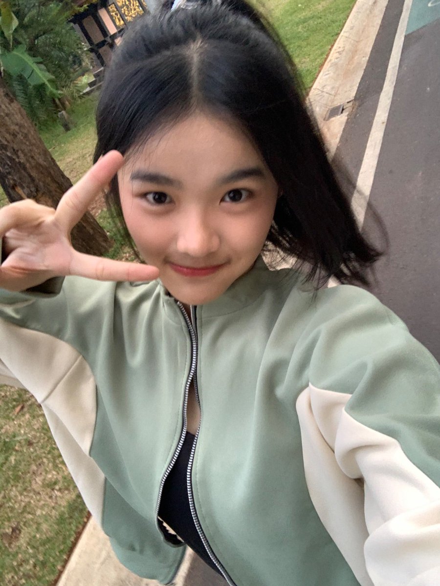 zyonire's tweet photo. @vvotanet Ini ponytail bukan nder? Bonus vid lucuk erine kucing🐱 dia lumayan sering kok dulu pas trainee show pajama &amp; aitakatta hairstyle nya ponytail https://t.co/qn3ZVTuI6y