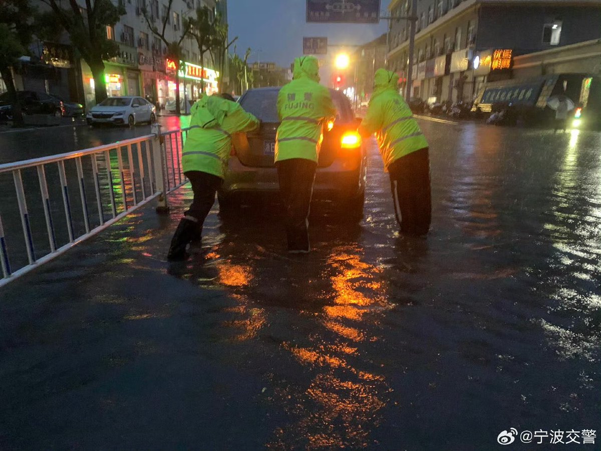 esthernyaa's tweet photo. Banyak produksi drama China yang terpaksa dihentikan sementara, termasuk Love in the Shell yang dibintangi Yu shuxin, karena Topan Dolphin yang melanda China.

Lebih dari 1 juta orang telah dievakuasi, sementara lebih dari 1.500 penerbangan di Shanghai dibatalkan akibat cuaca buruk.

Meskipun Hengdian bukan berada di jalur langsung topan, wilayah tersebut terletak di Jinhua, Zhejiang, yang cukup dekat dengan area terdampak. Topan Dolphin mendarat di sekitar Yuhuan/Taizhou, Zhejiang, kemudian bergerak ke arah barat sambil melemah. Karena itu, Hengdian tetap berpotensi mengalami hujan lebat, angin kencang, dan risiko banjir, meskipun tidak terkena langsung kekuatan inti topan seperti wilayah pesisir.