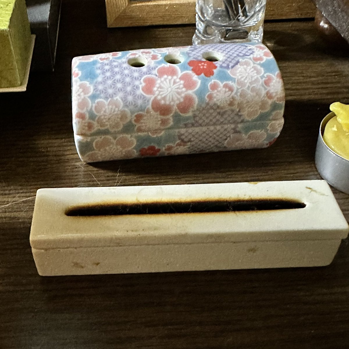 shinsei333's tweet photo. 四天王寺で寝かせて使う香炉を購入。
短いお香を焚く時に使います。

今までは無印のを愛用していましたが途中で火が消えてしまうことがあってそれこそ文字通り不完全燃焼（2枚目写真手前）。 https://t.co/W4jK7p8ng9